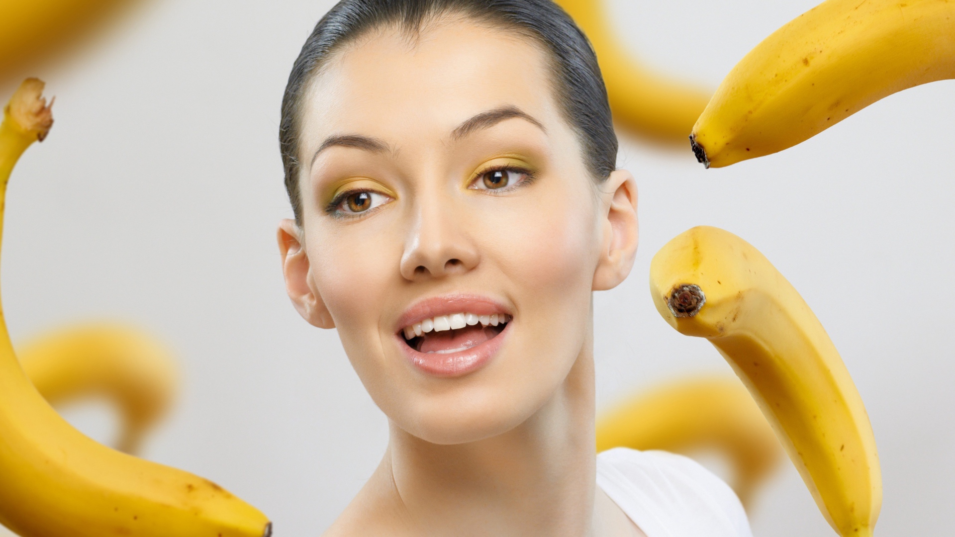 Красивая девушка с бананами в невесомости 