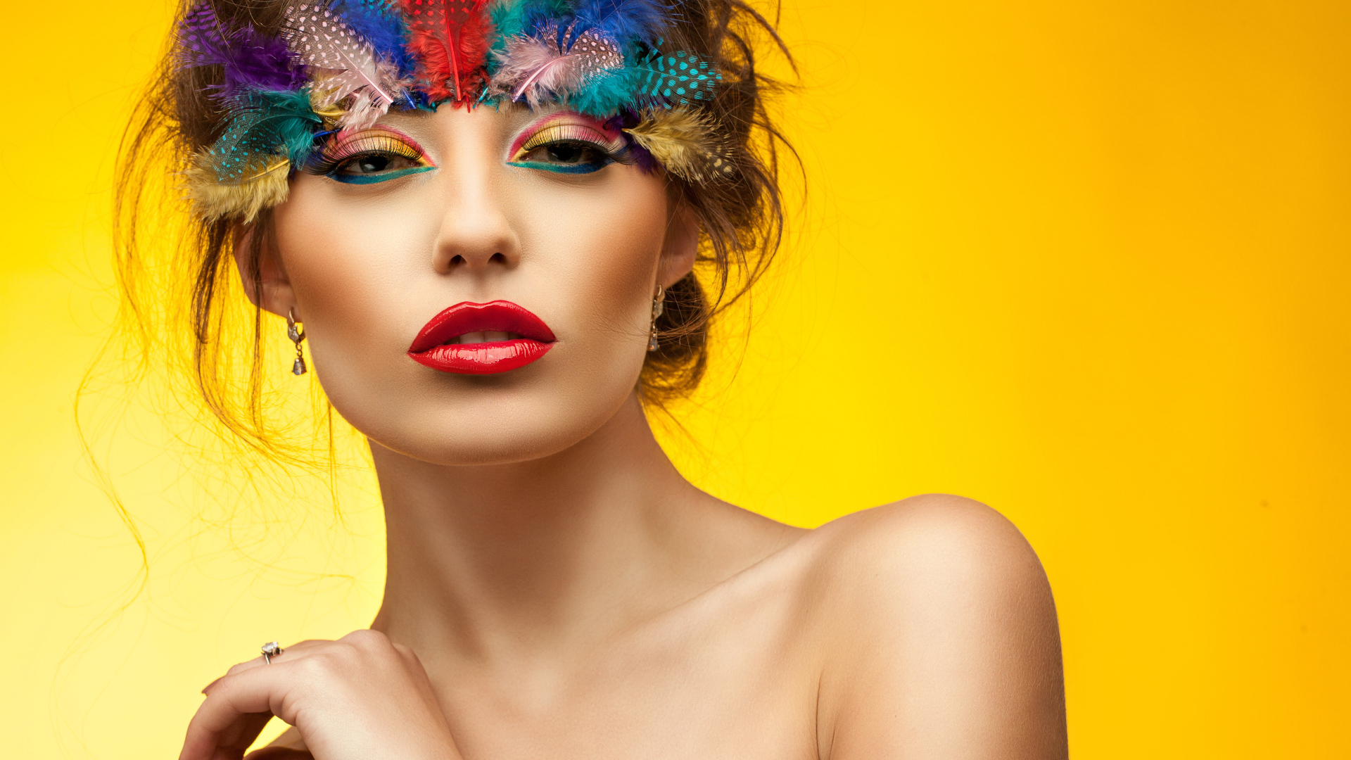 Красивая девушка с ярким макияжем на желтом фоне