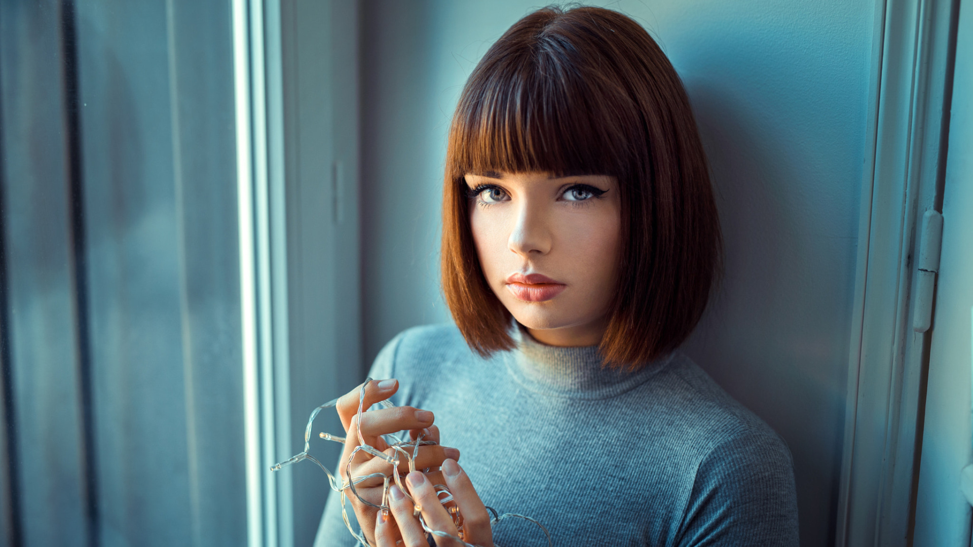 Красивая девушка шатенка с короткой стрижкой 