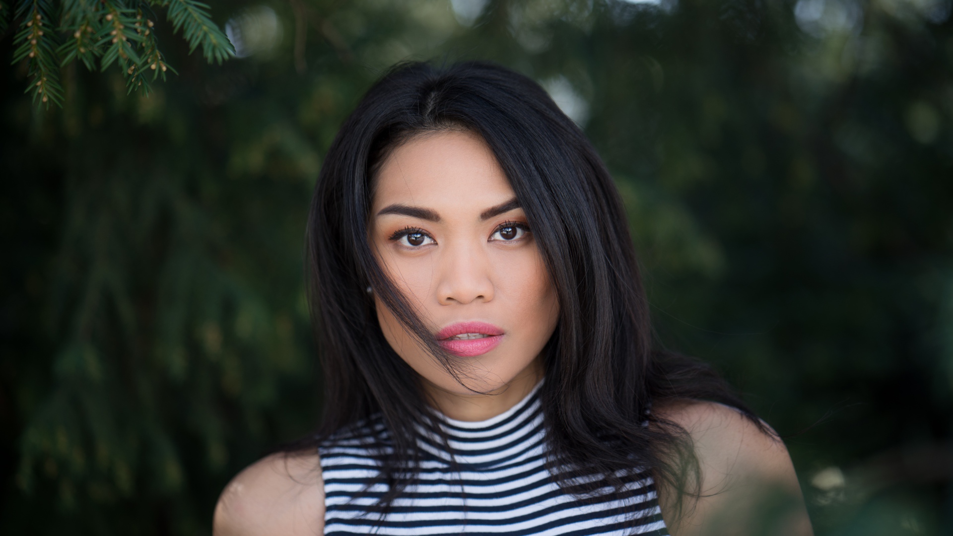 Красивая девушка с длинными черными волосами 