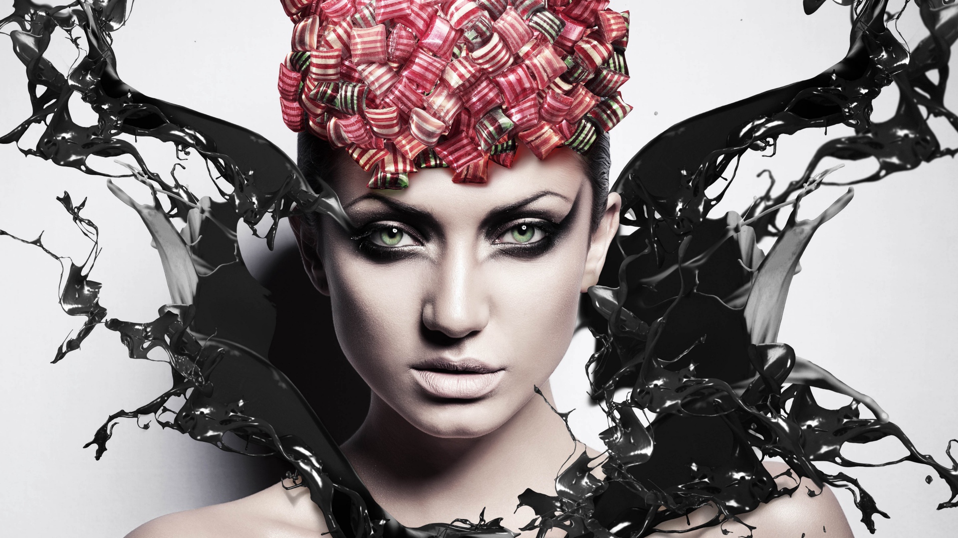 Красивая девушка с макияжем в брызгах черной краски