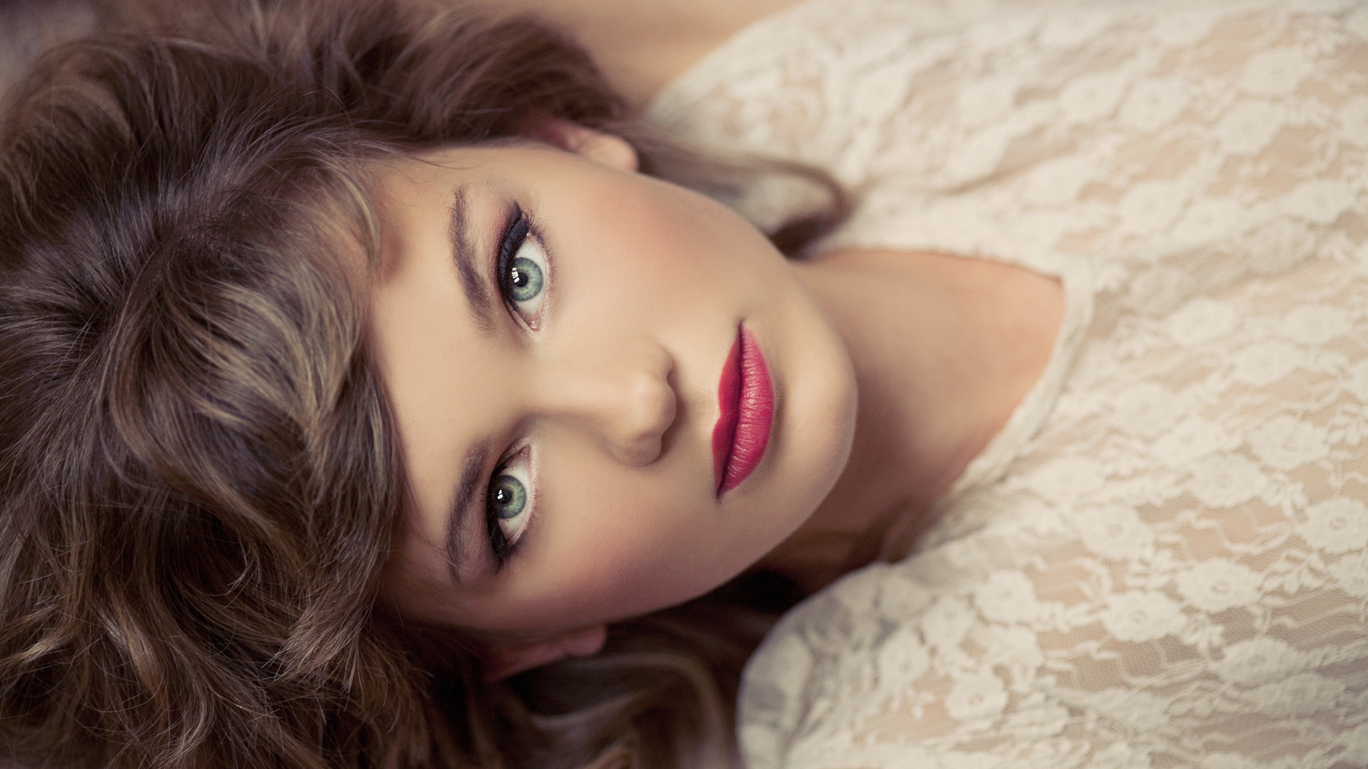 Красивая девушка с розовыми губами в белом наряде