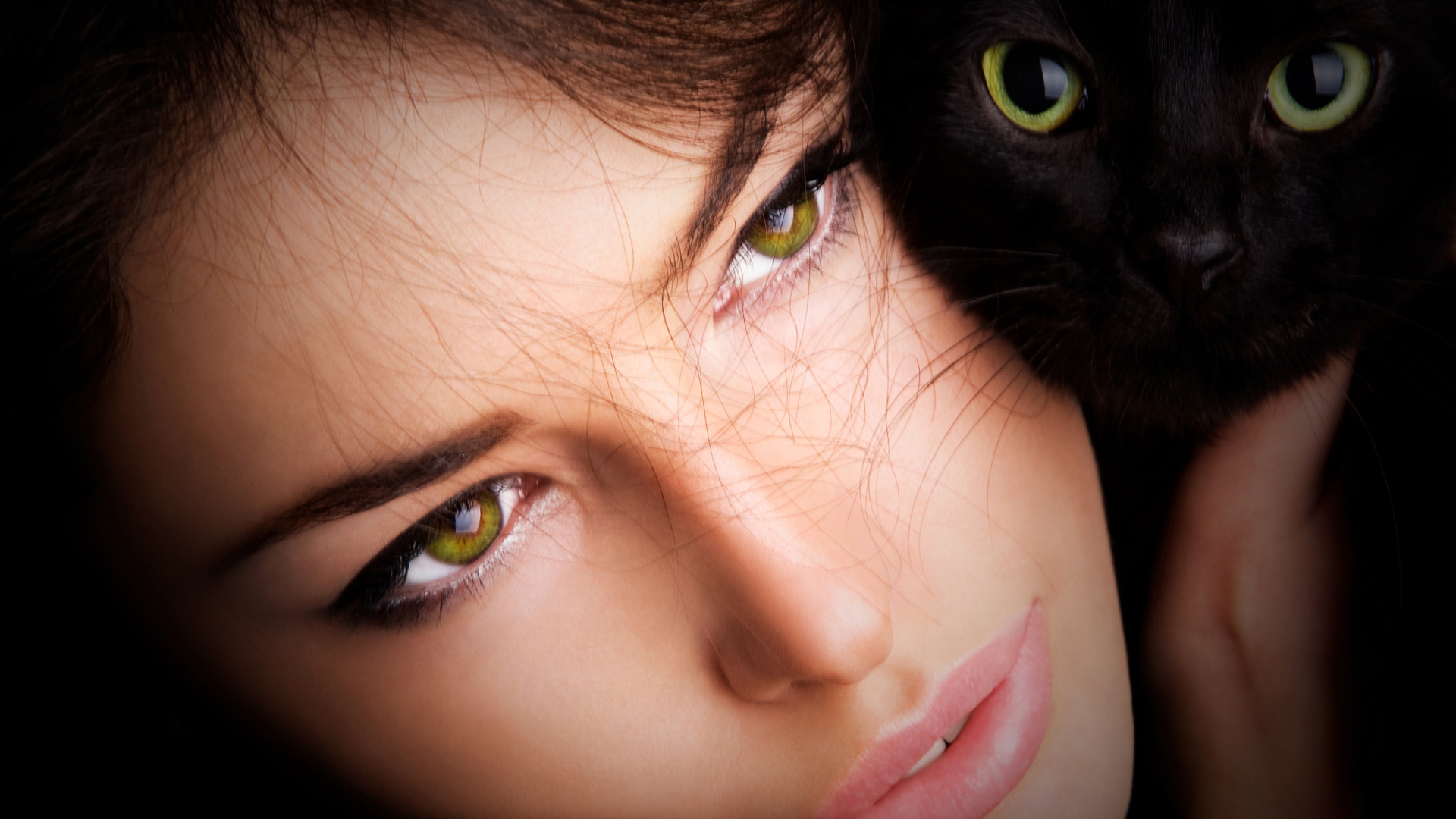 Красивая зеленоглазая девушка с черной кошкой