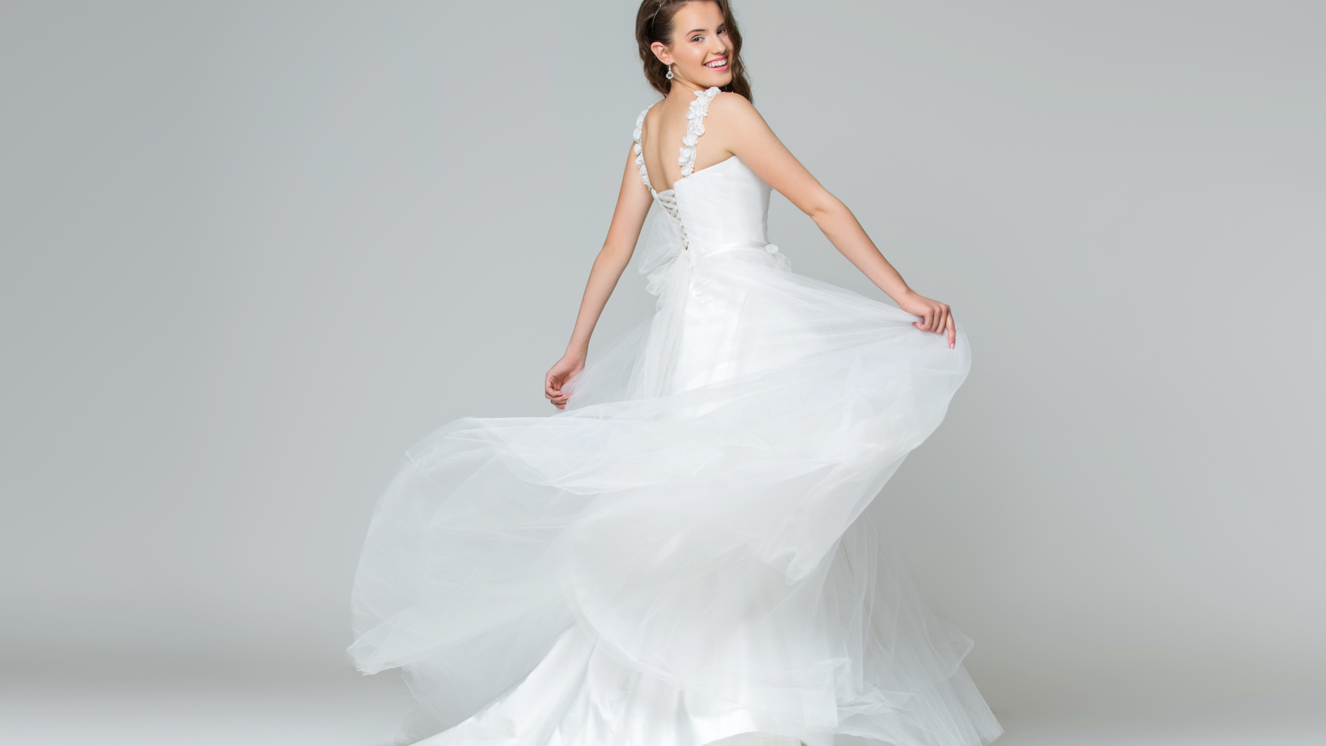 Красивая радостная девушка в белом свадебность платье