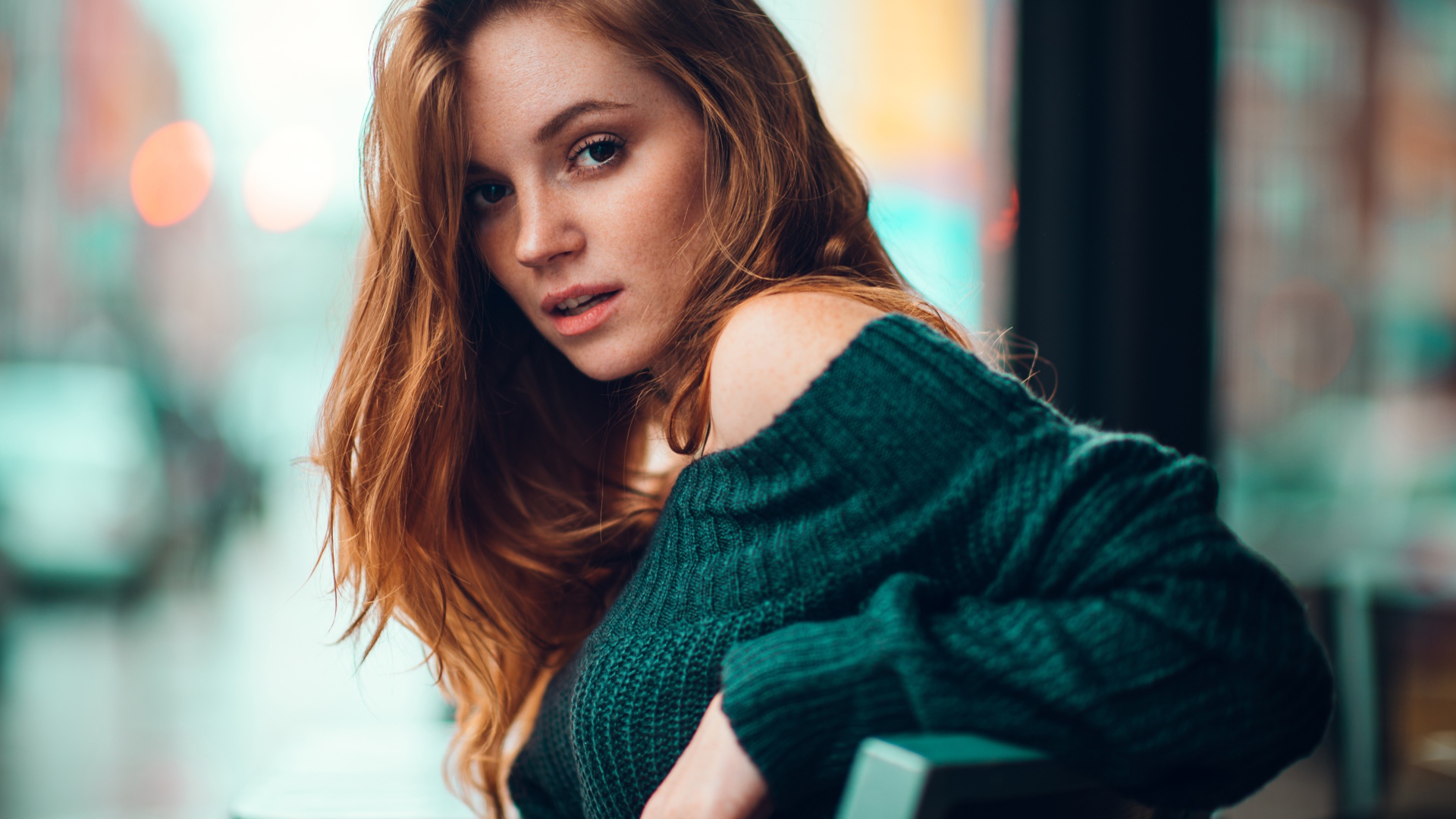 Красивая рыжеволосая девушка в свитере