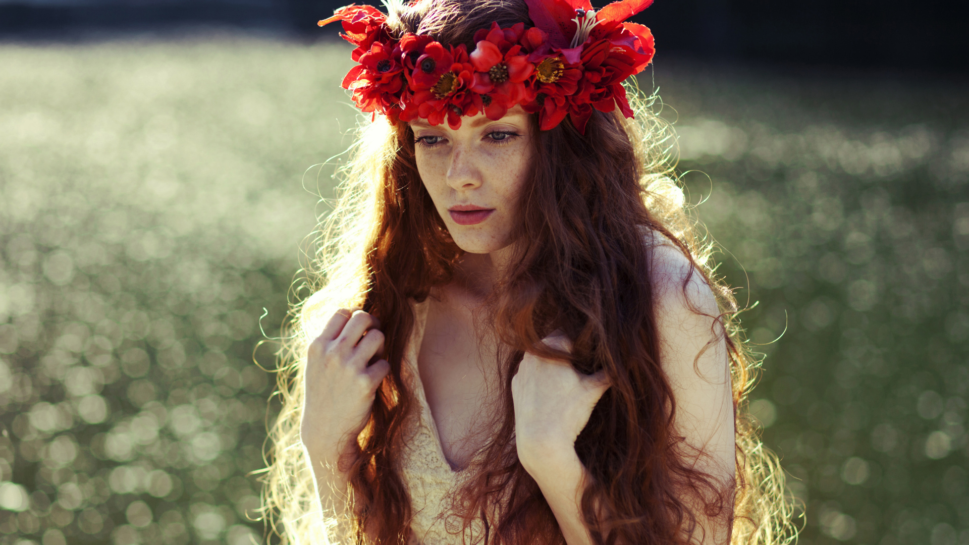 Красивая рыжеволосая девушка с венком на голове
