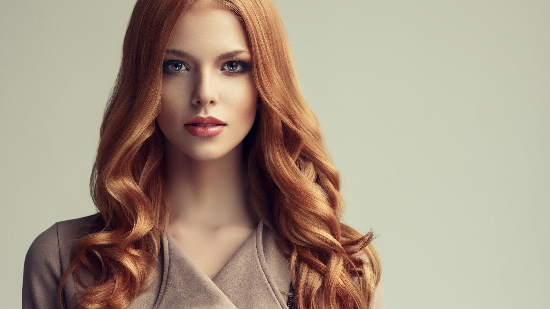 Красивая рыжеволосая девушка с голубыми глазами