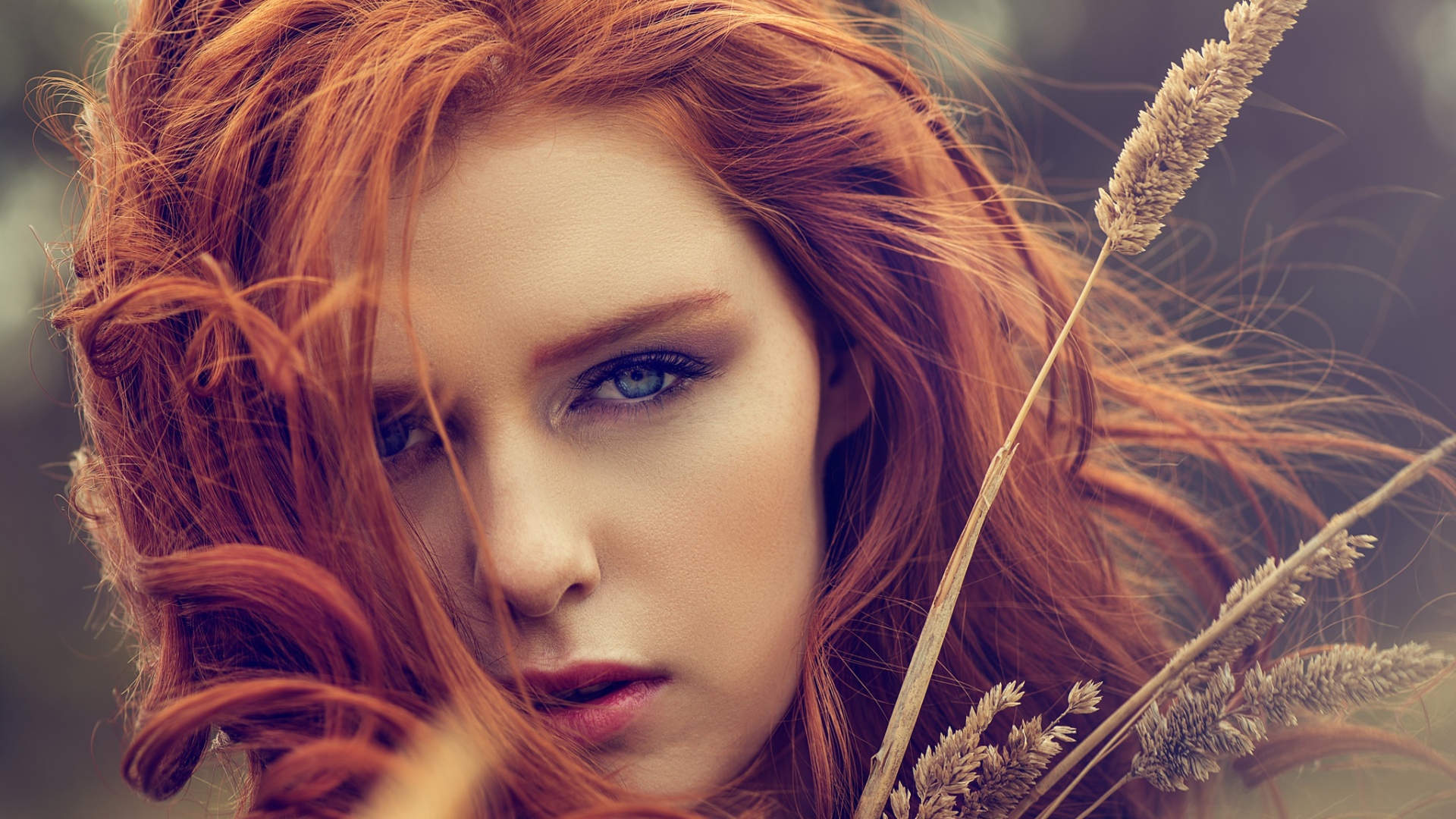 Красивая рыжеволосая девушки с колосками 