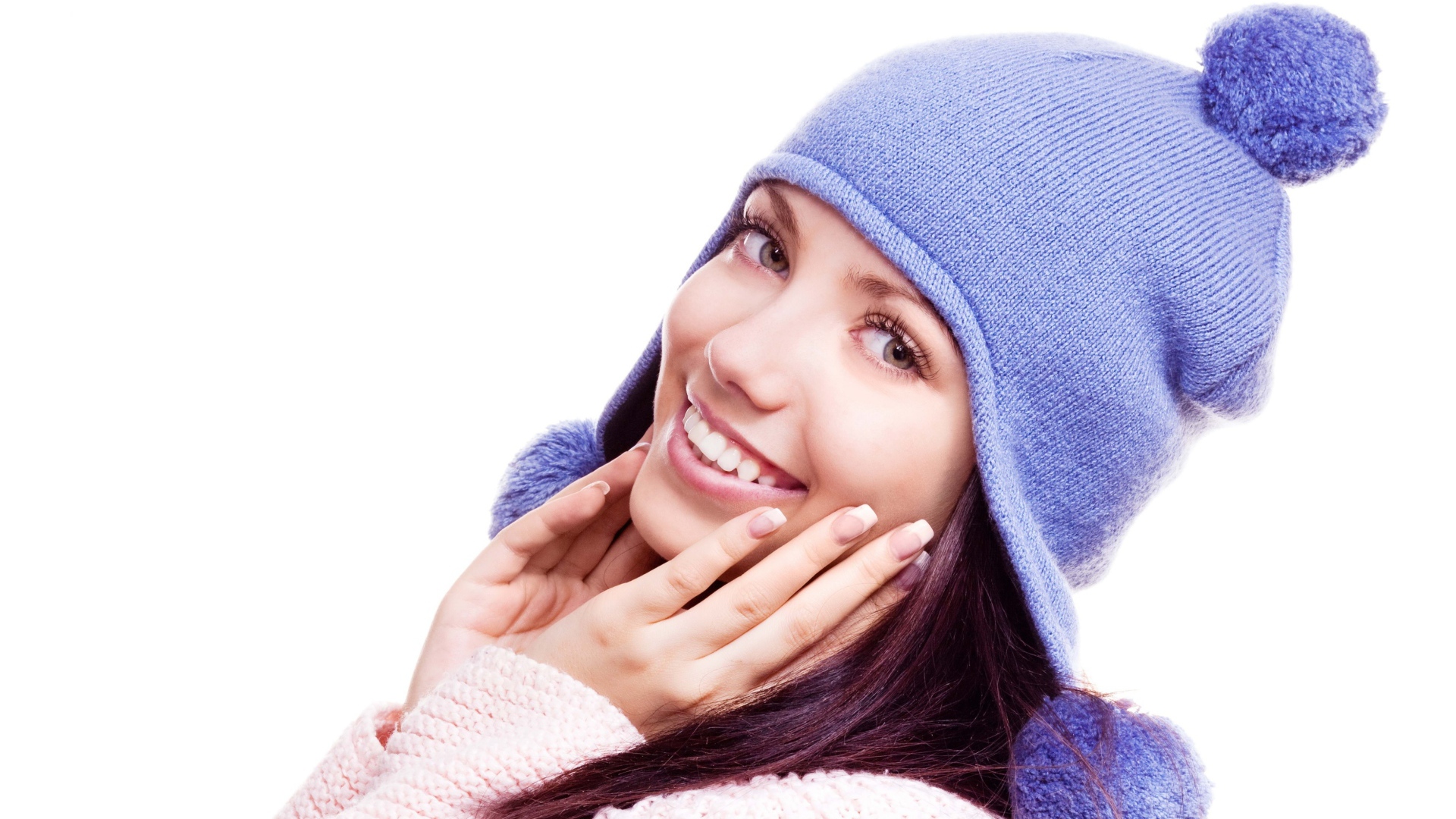 Красивая улыбающаяся девушка в фиолетовой шапке