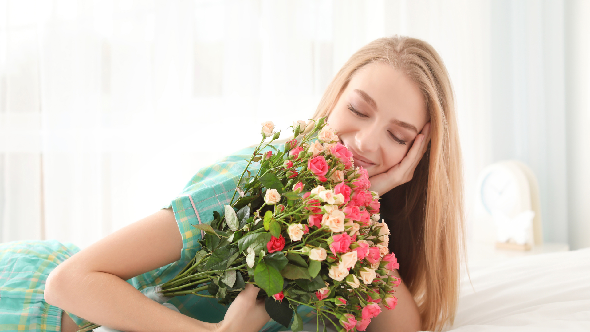 Красивая улыбающаяся девушка с букетом роз