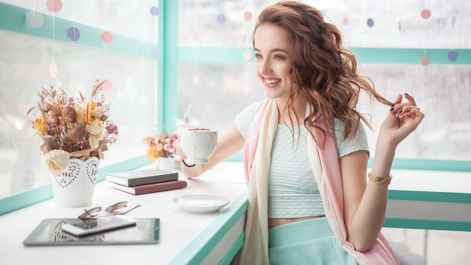 Красивая улыбающаяся девушка шатенка с чашкой кофе