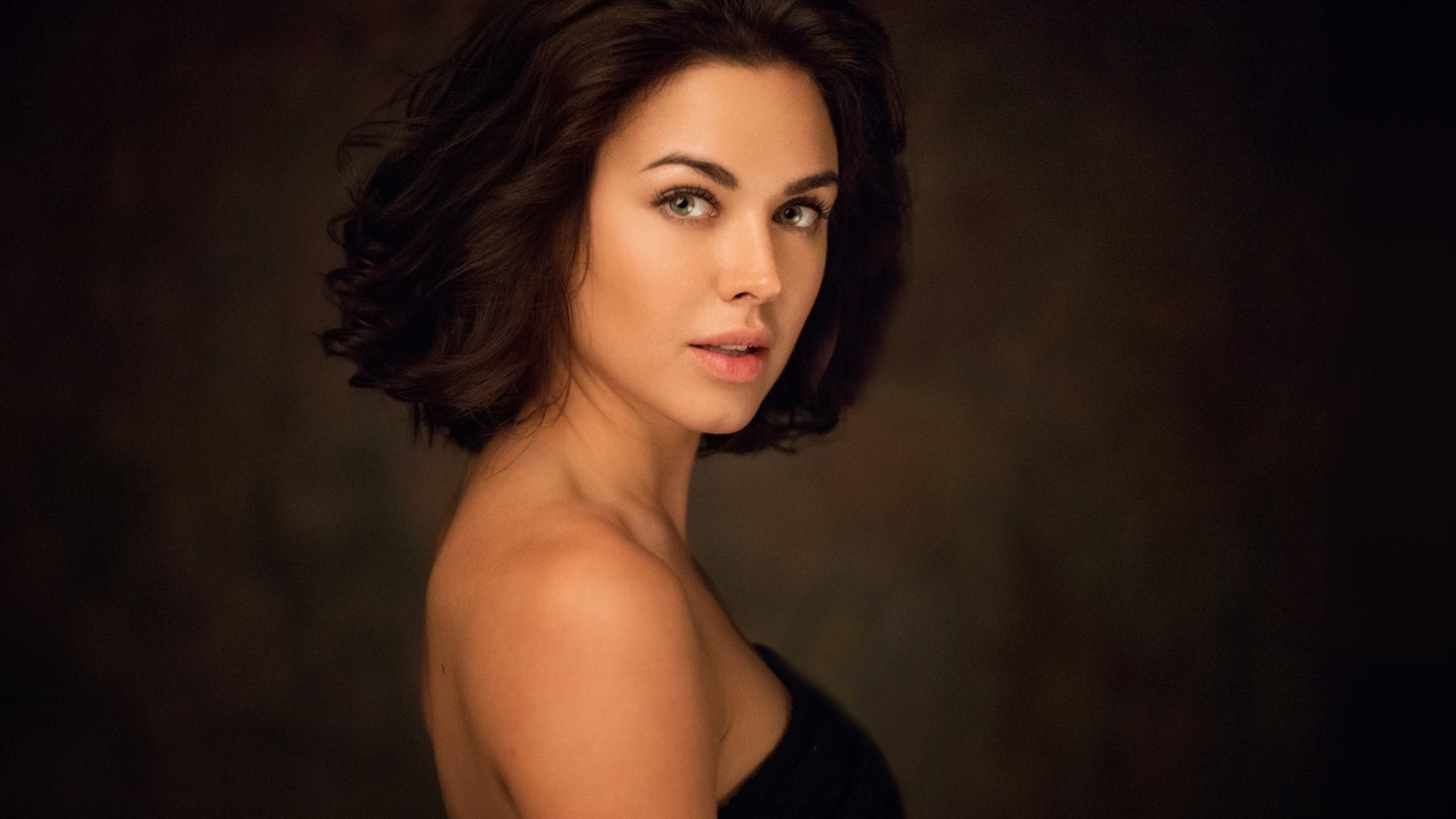 Красивая нежная девушка со стрижкой