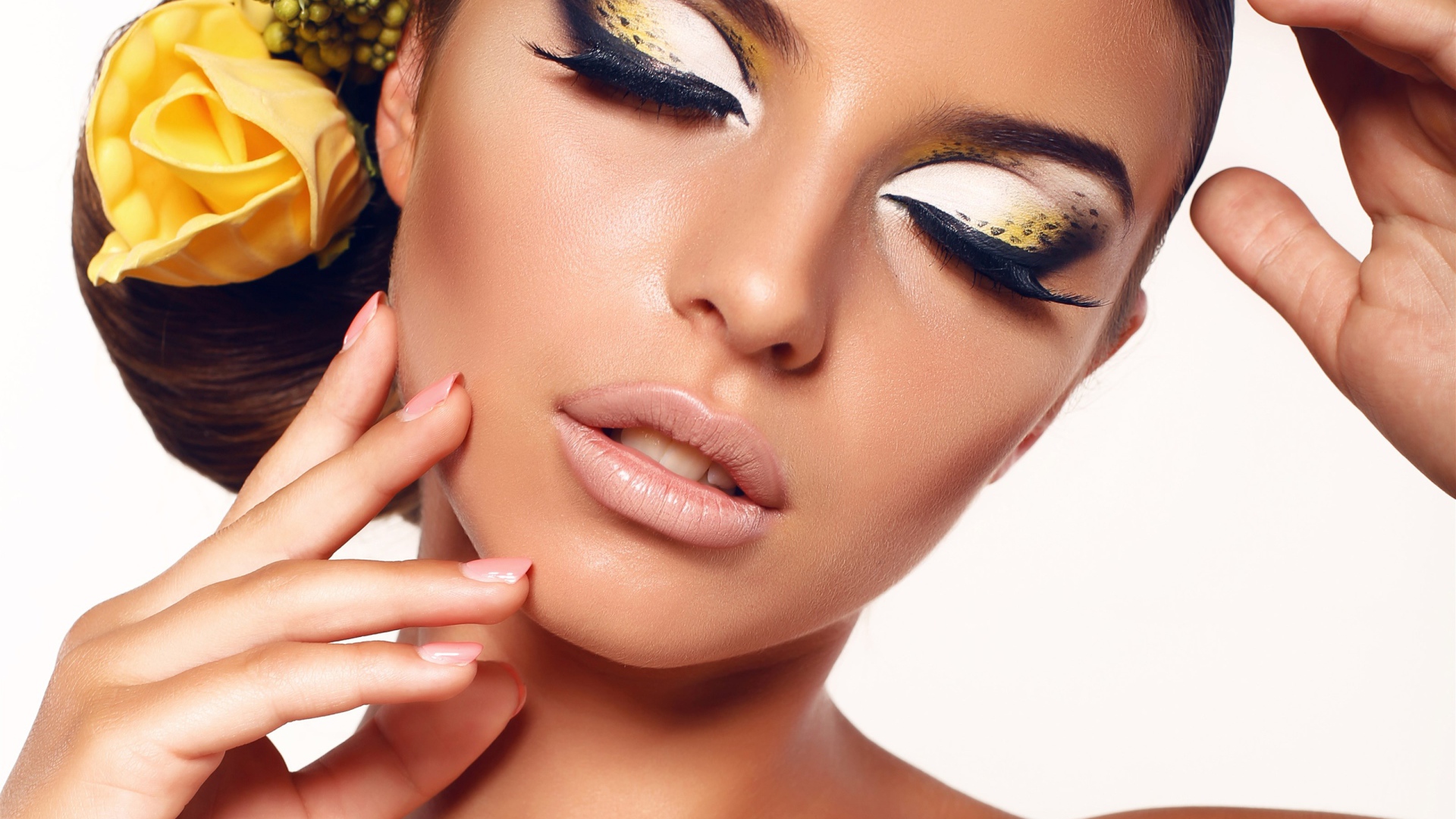 Красивая нежная девушка с ярким макияжем с цветами в волосах 