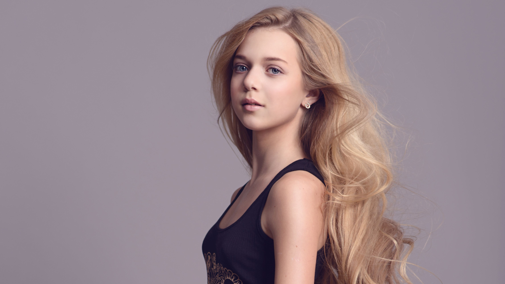 Красивая нежная молодая девушка блондинка с длинными волосами  