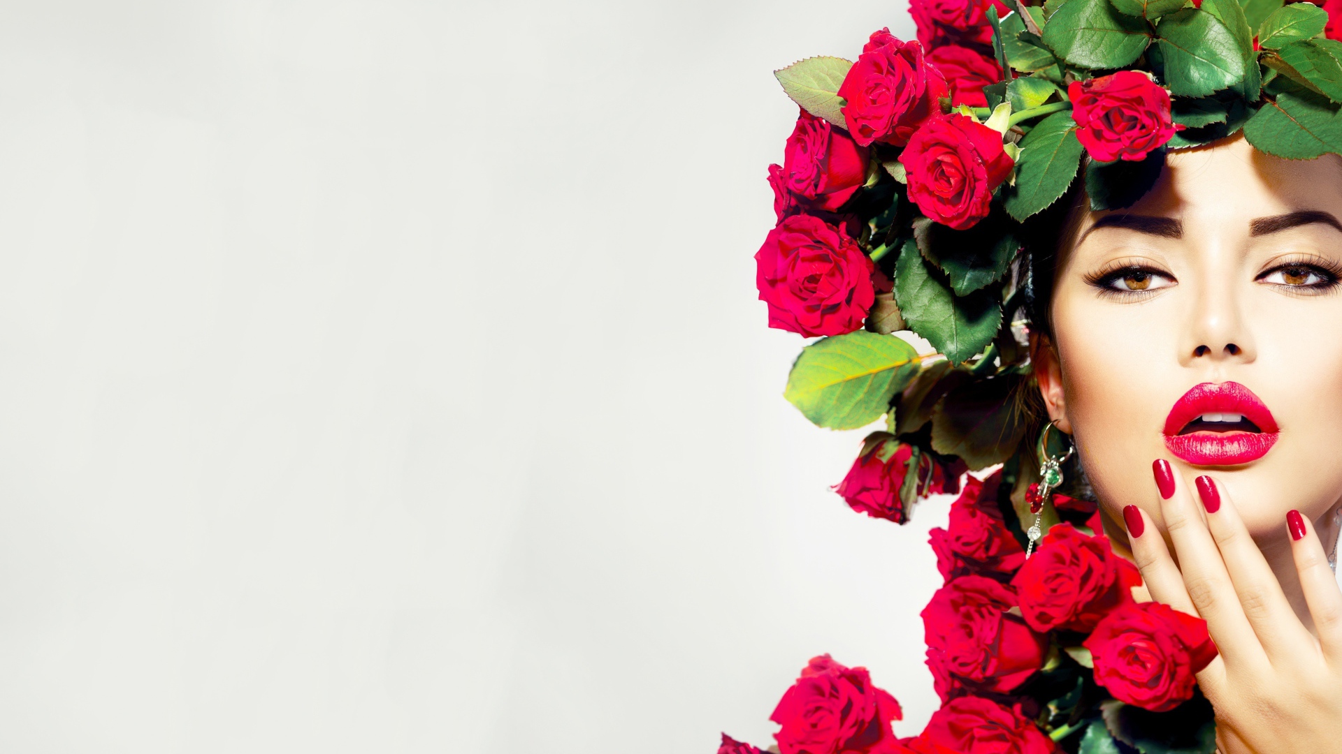 Красивая молодая девушка с венком из красных роз на голове