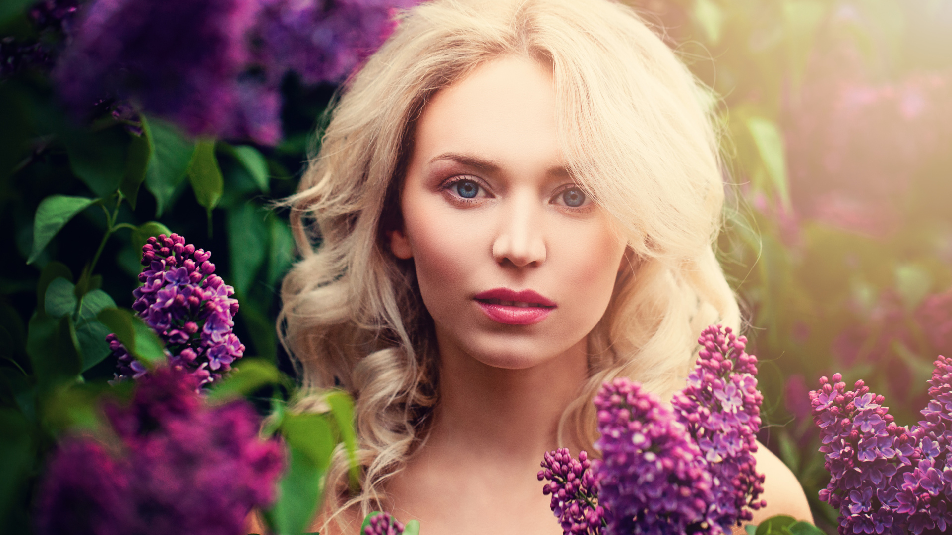 Голубоглазая блондинка в ветках сирени 