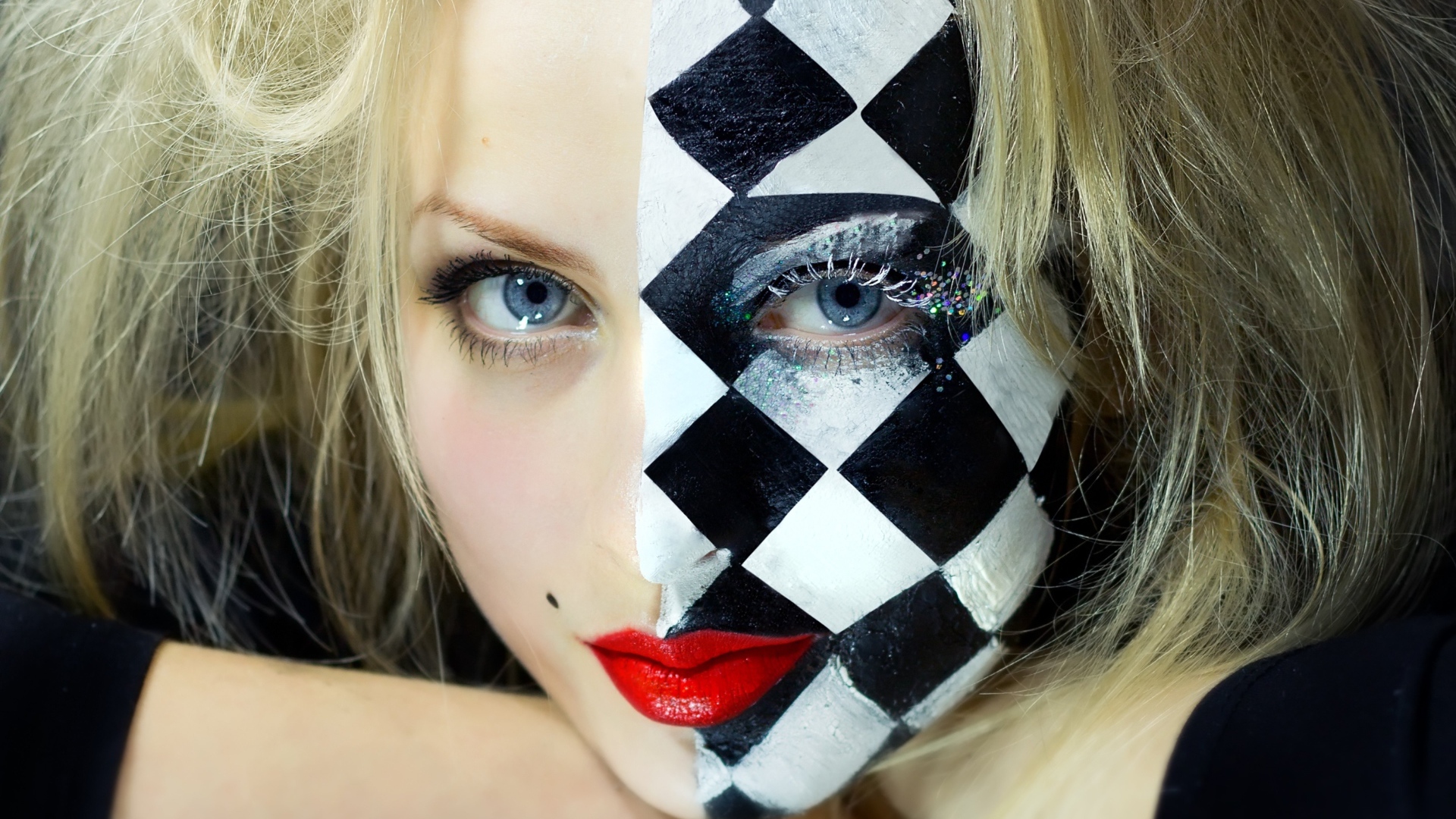 Голубоглазая блондинка с необычным макияжем на лице