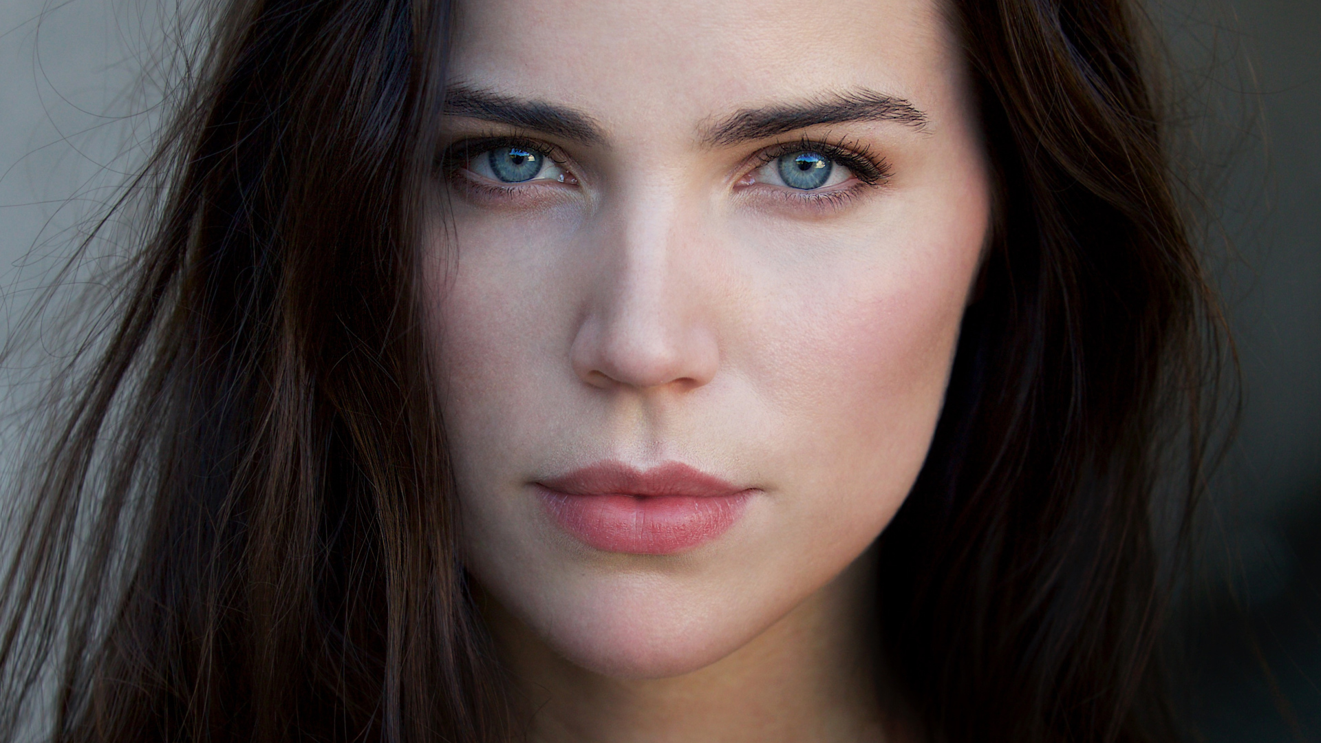 Голубоглазая шатенка лицо крупным планом