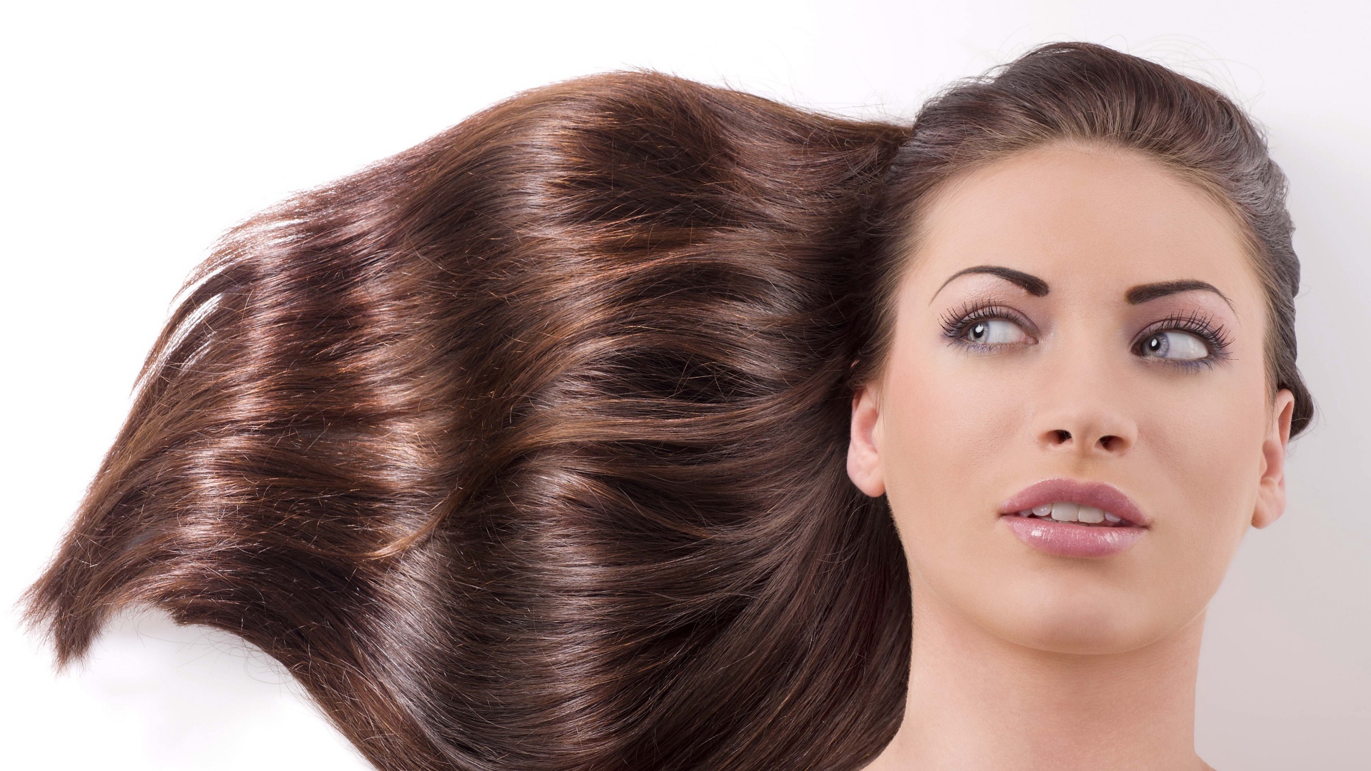 Голубоглазая длинноволосая шатенка на белом фоне