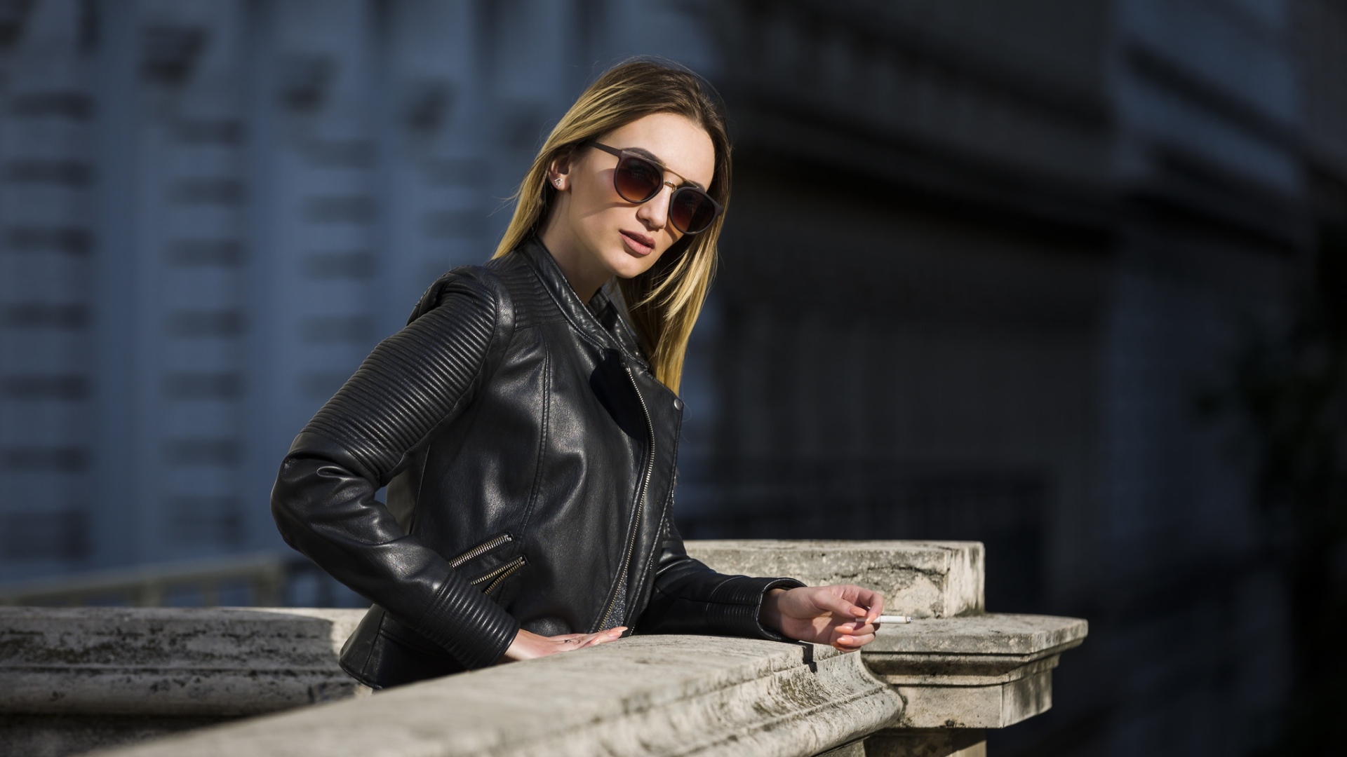 Дерзкая девушка в черной кожаной куртке и очках