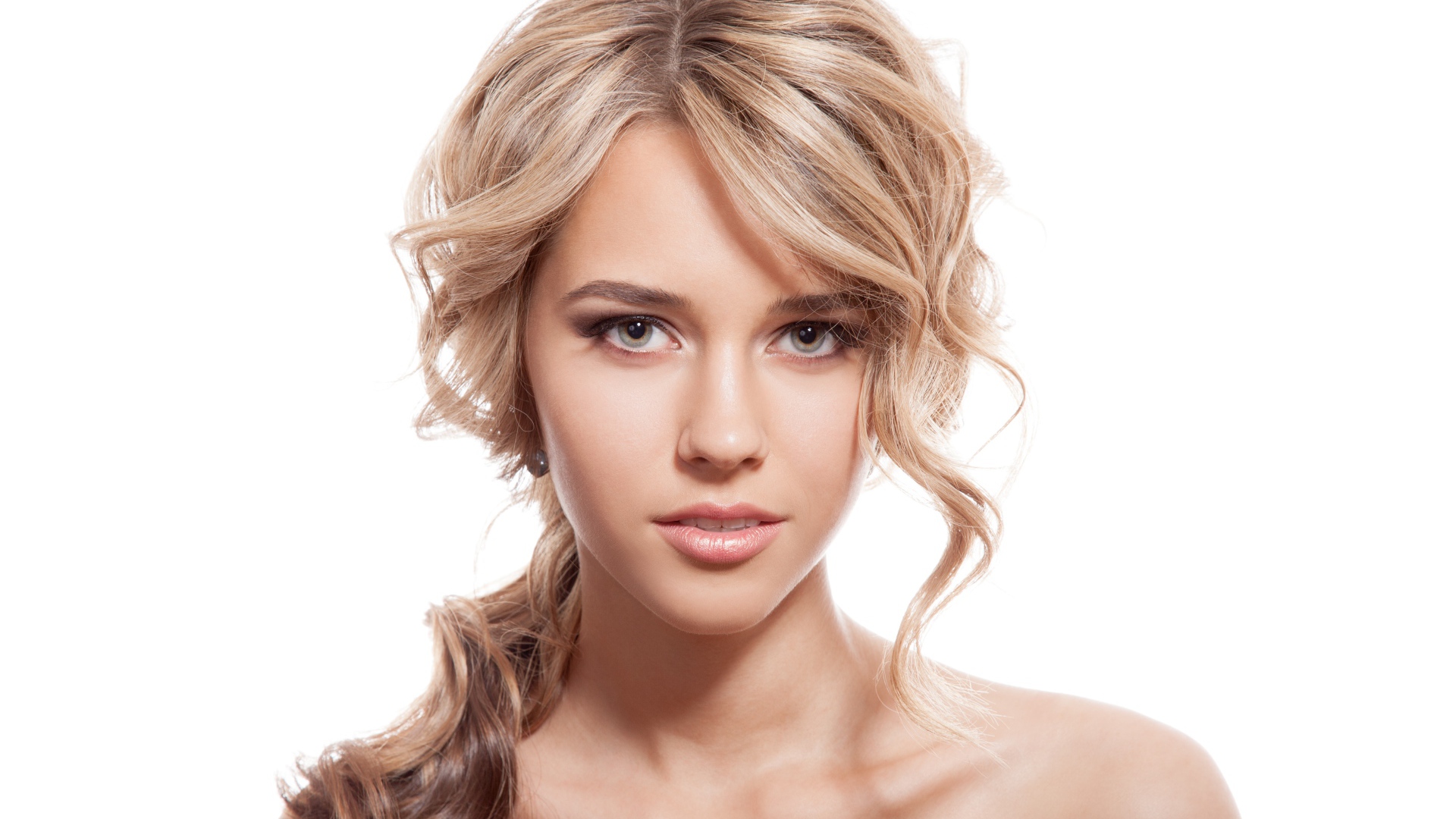 Нежная блондинка на белом фоне
