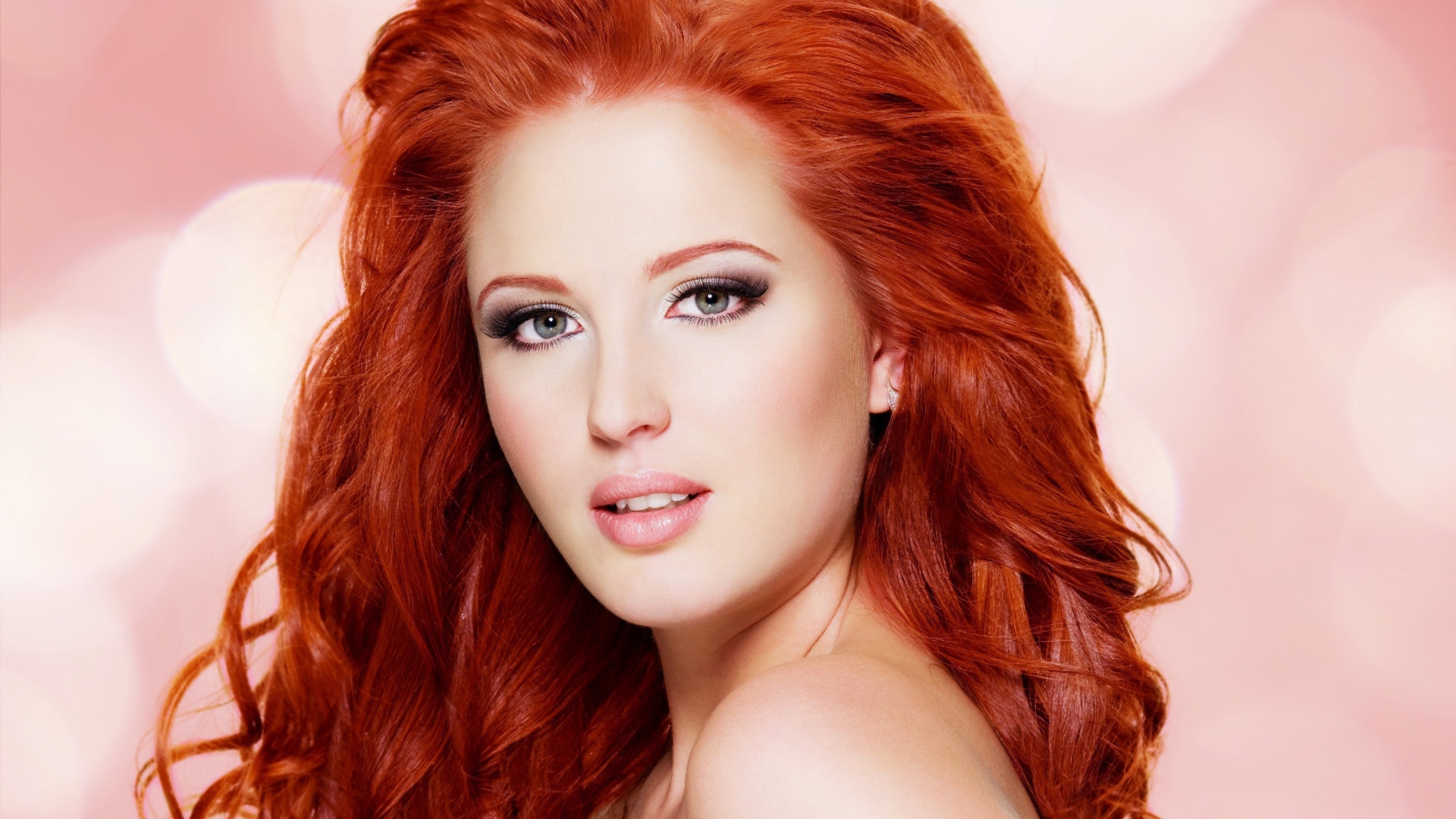 Нежная рыжеволосая девушка на розовом фоне