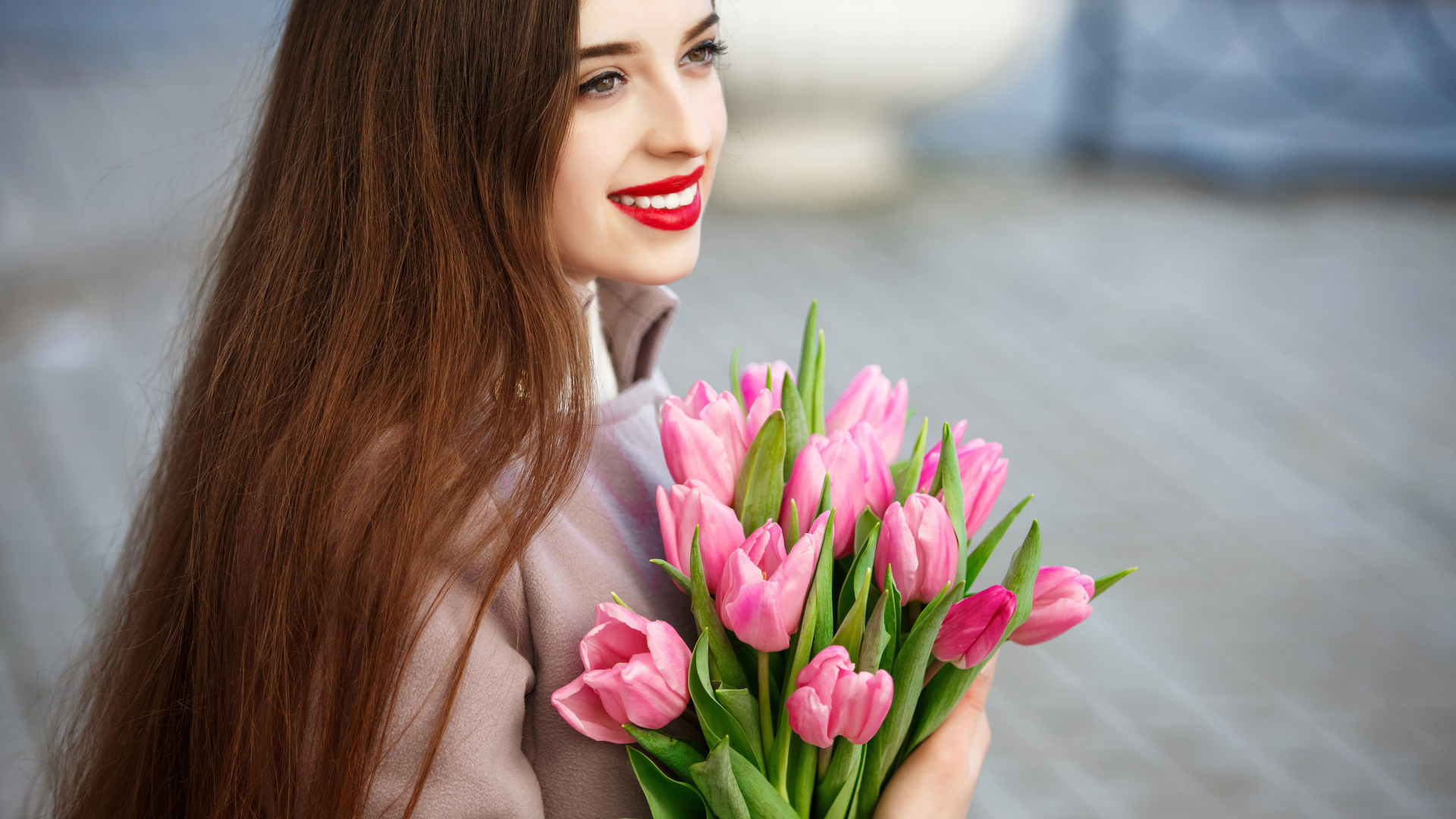 Нежная улыбающаяся девушка шатенка с букетом тюльпанов