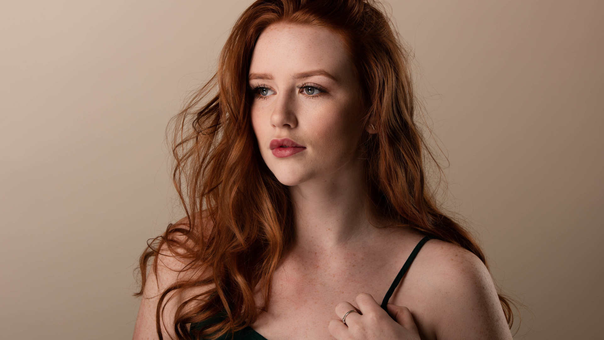 Нежная молодая рыжеволосая девушка