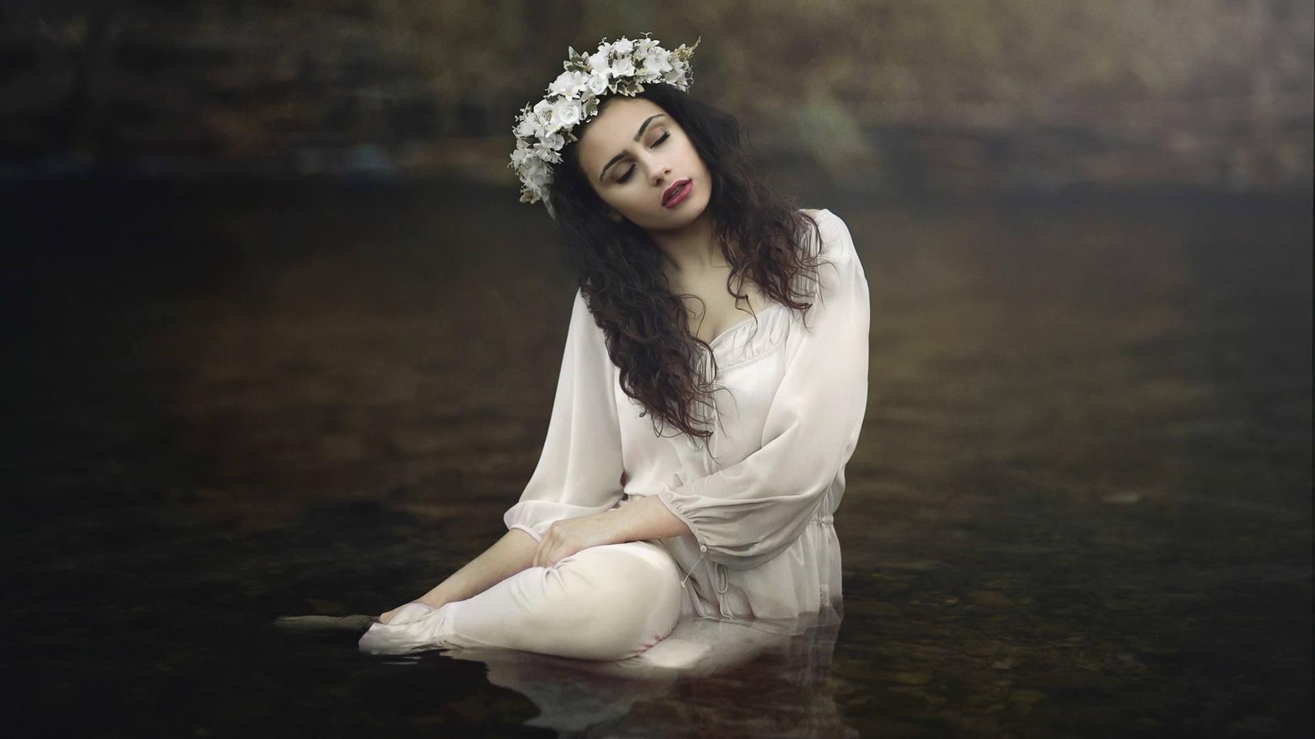 Девушка в красивом белом платье в воде