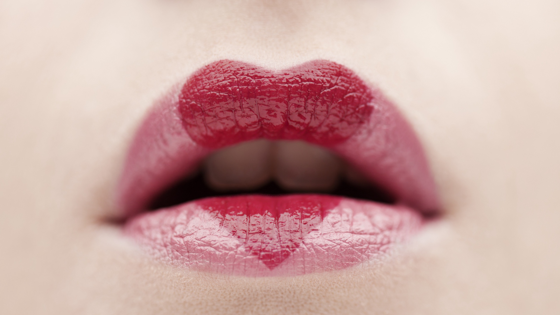 Сердце нарисовано губной помадой на губах 