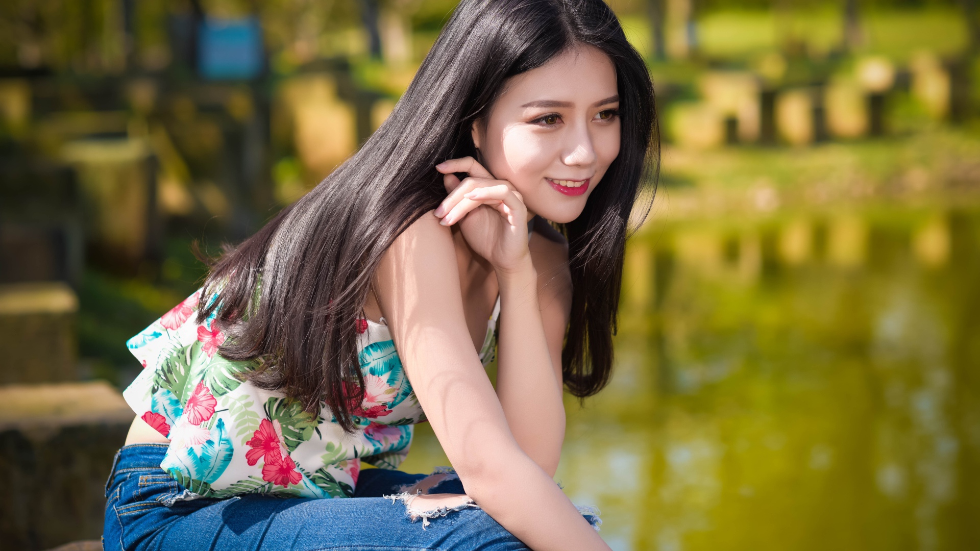 Улыбающаяся красивая девушка азиатка у воды