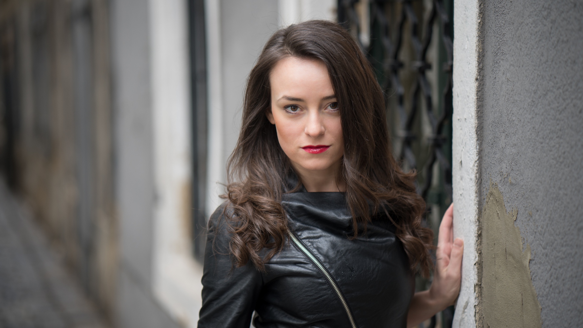 Стильная девушка брюнетка в черной кожаной куртке