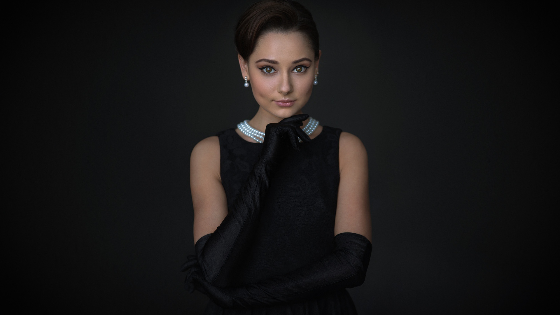 Стильная девушка в маленьком черном платье