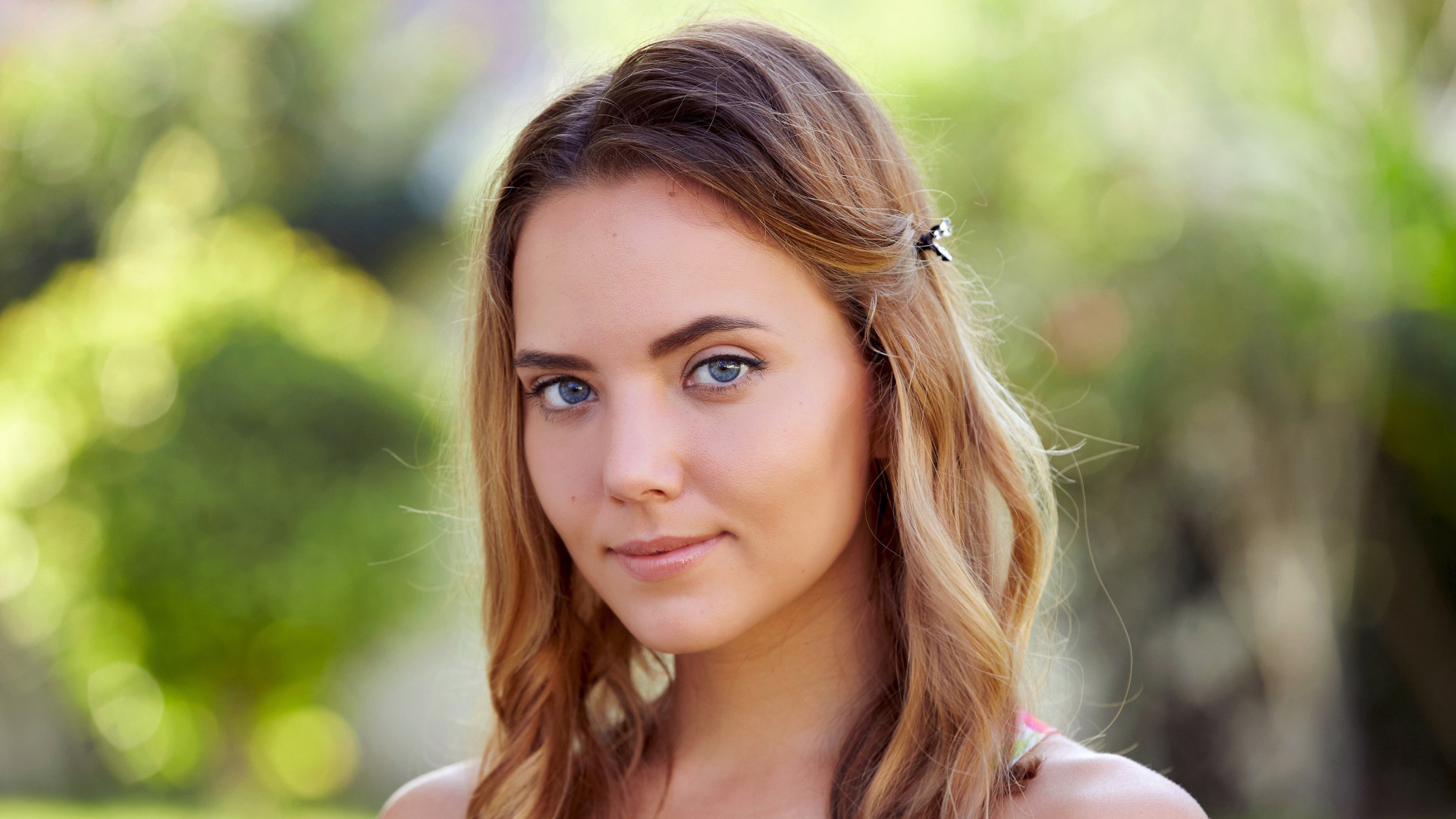 Нежная голубоглазая шатенка с заколкой в волосах 