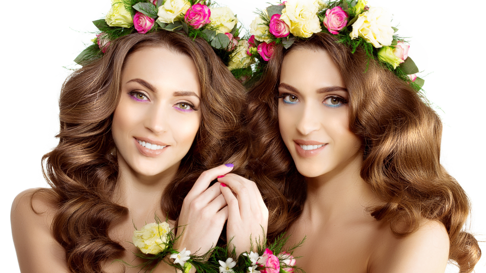 Две красивые девушки близняшки с венками на голове