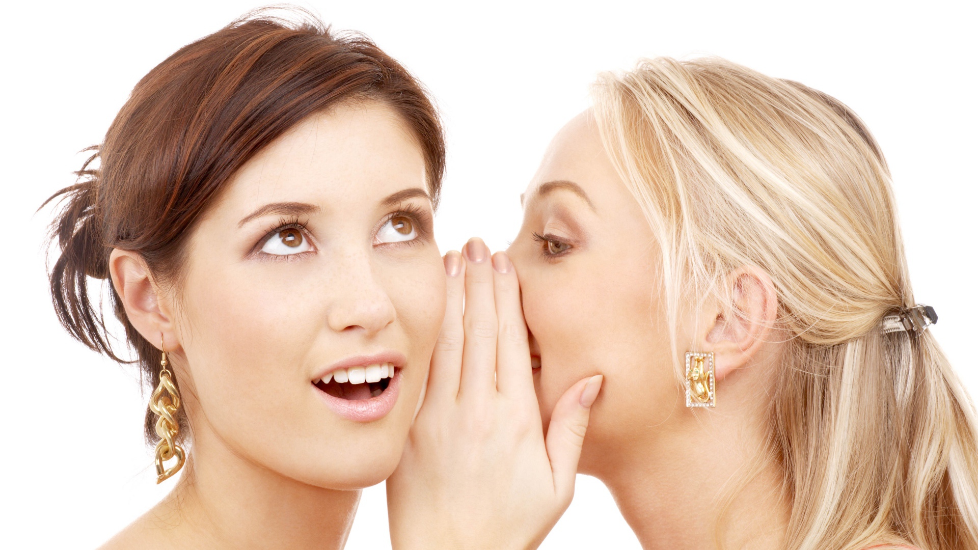 Две подруги делятся секретами на белом фоне 