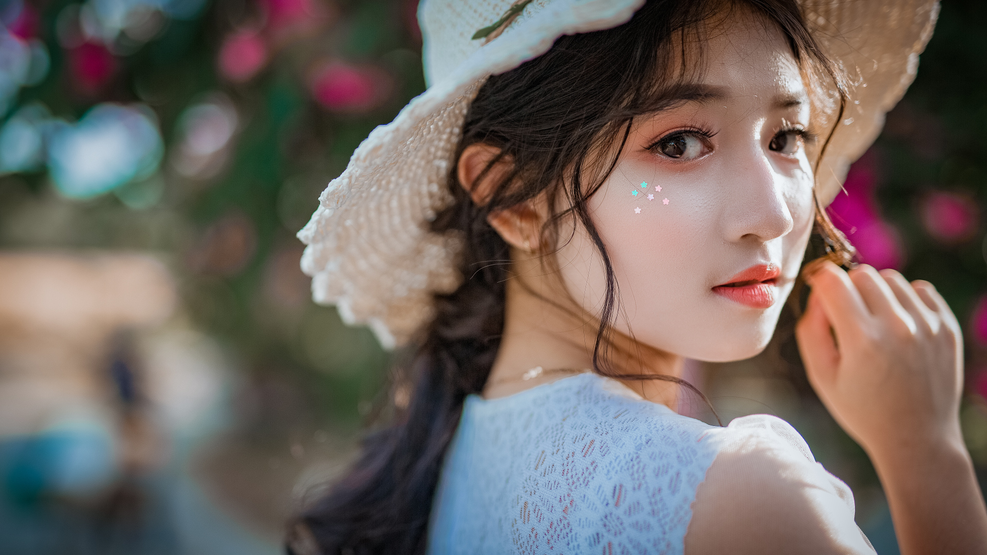 Молодая азиатка с соломенной шляпе 