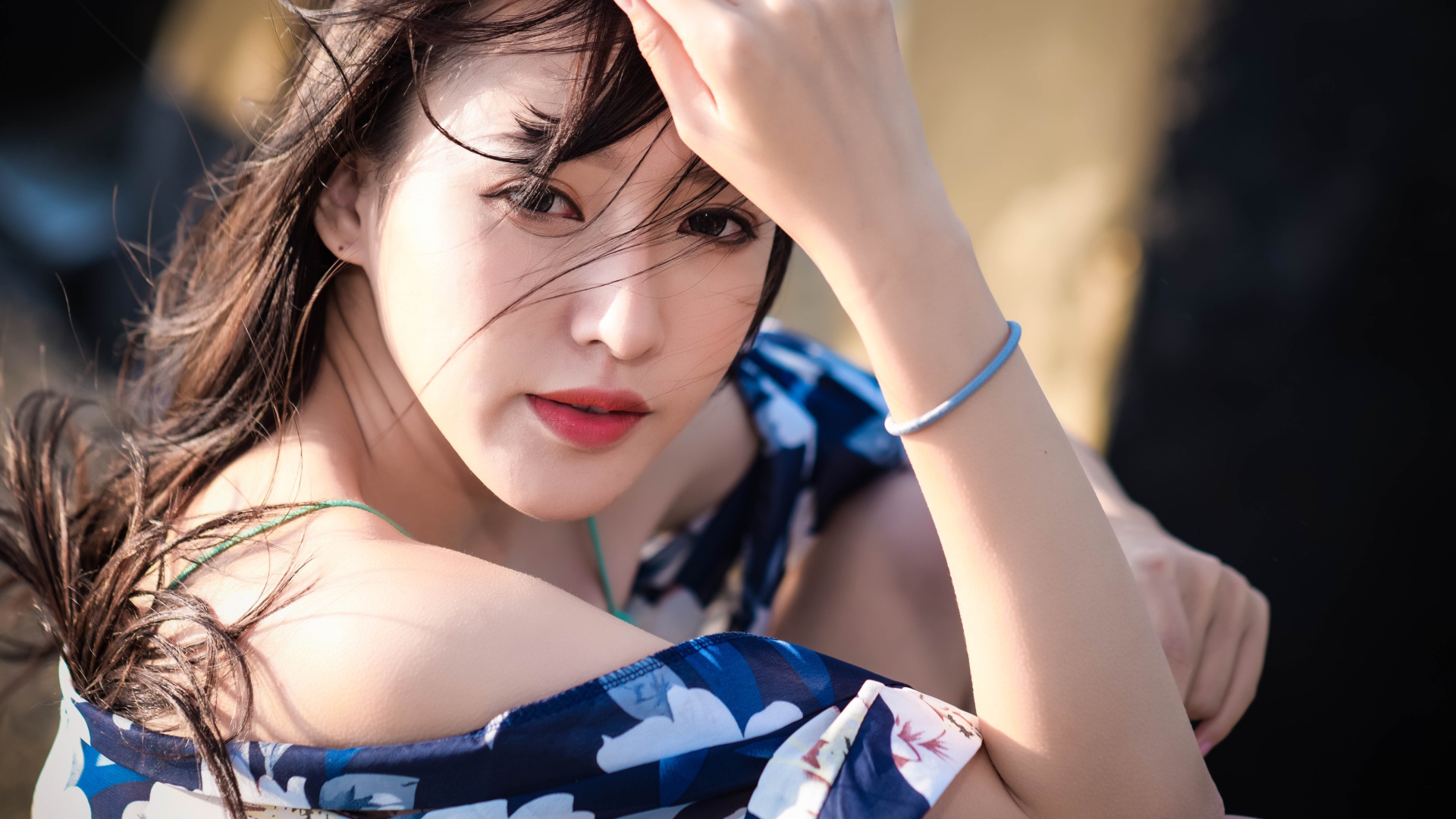 Молодая азиатка в лучах солнца