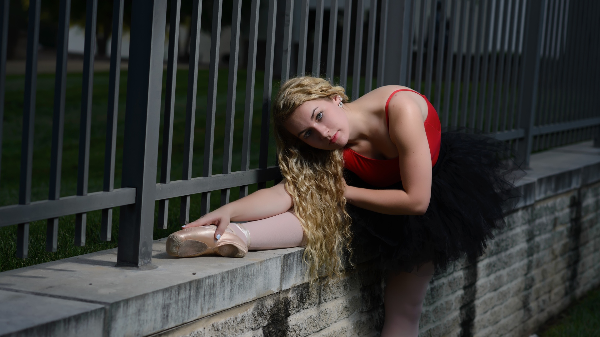 Молодая красивая девушка балерина делает растяжку