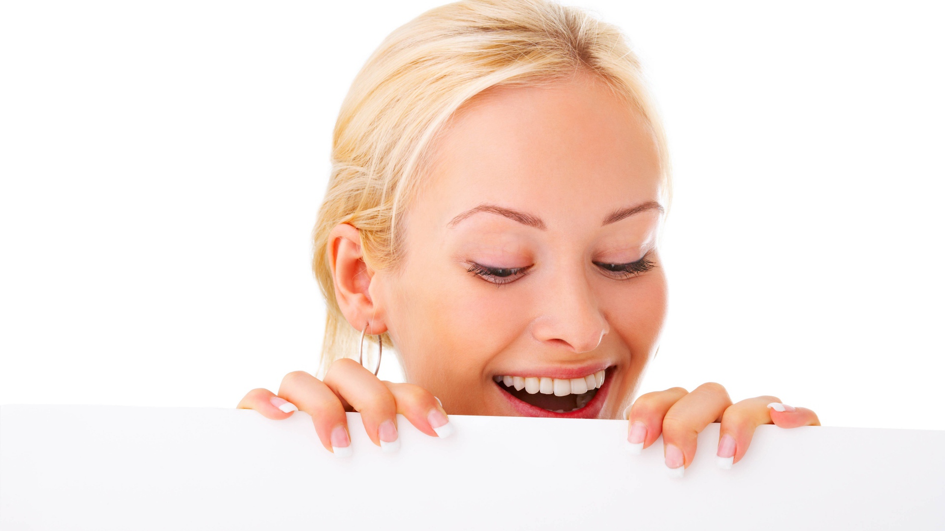 Молодая блондинка с красивой улыбкой на белом фоне