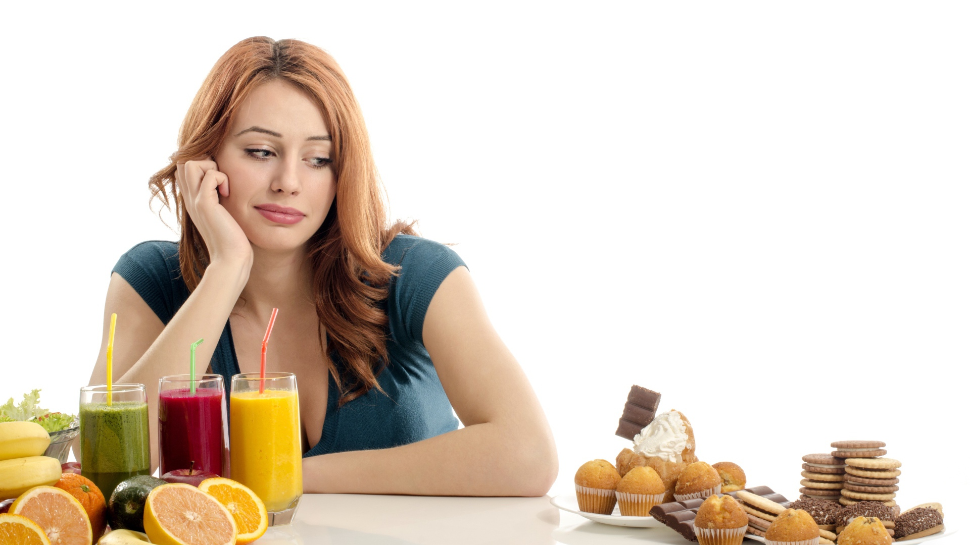 Молодая девушка на диете на белом фоне