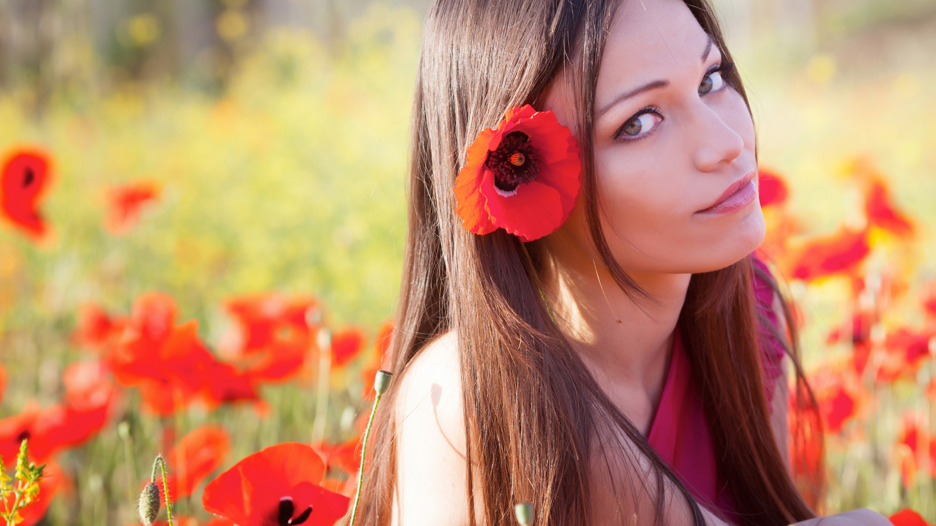 Молодая девушка с цветком красного мака в волосах