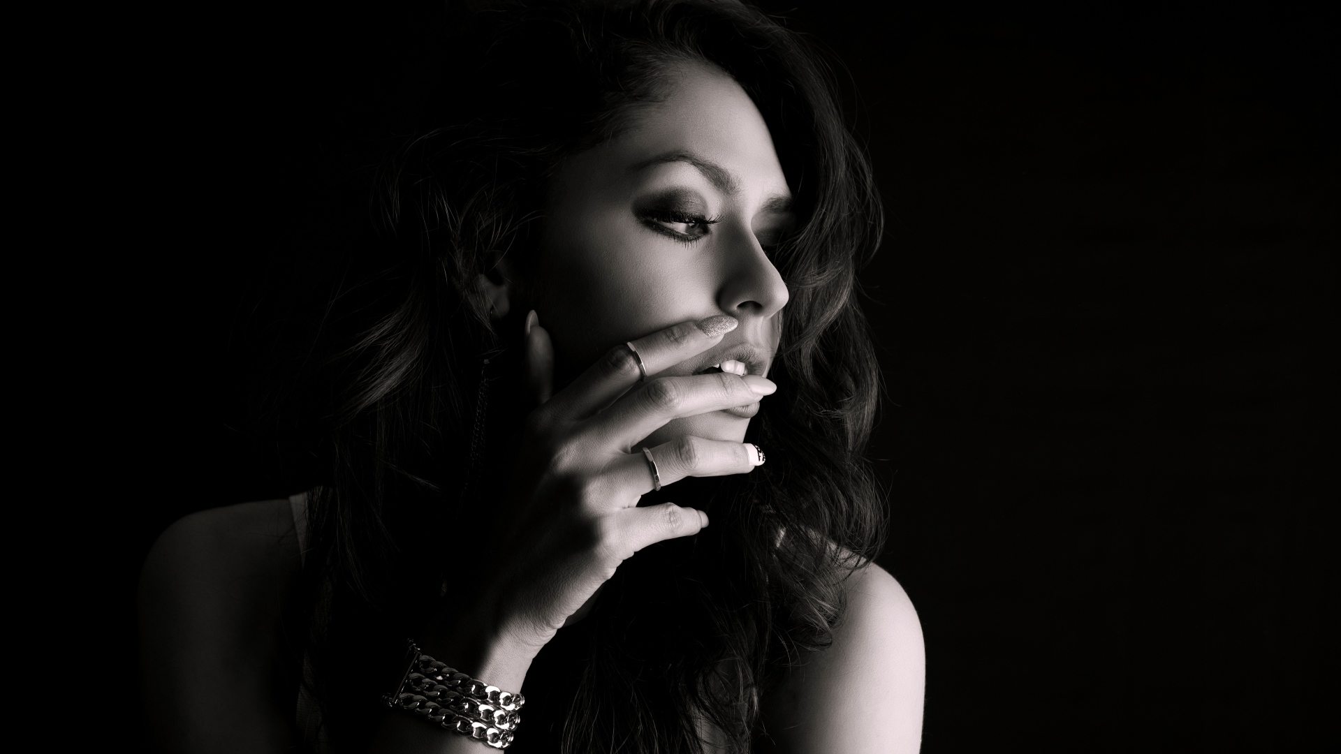 Молодая девушка с украшениями на руке черно-белое фото