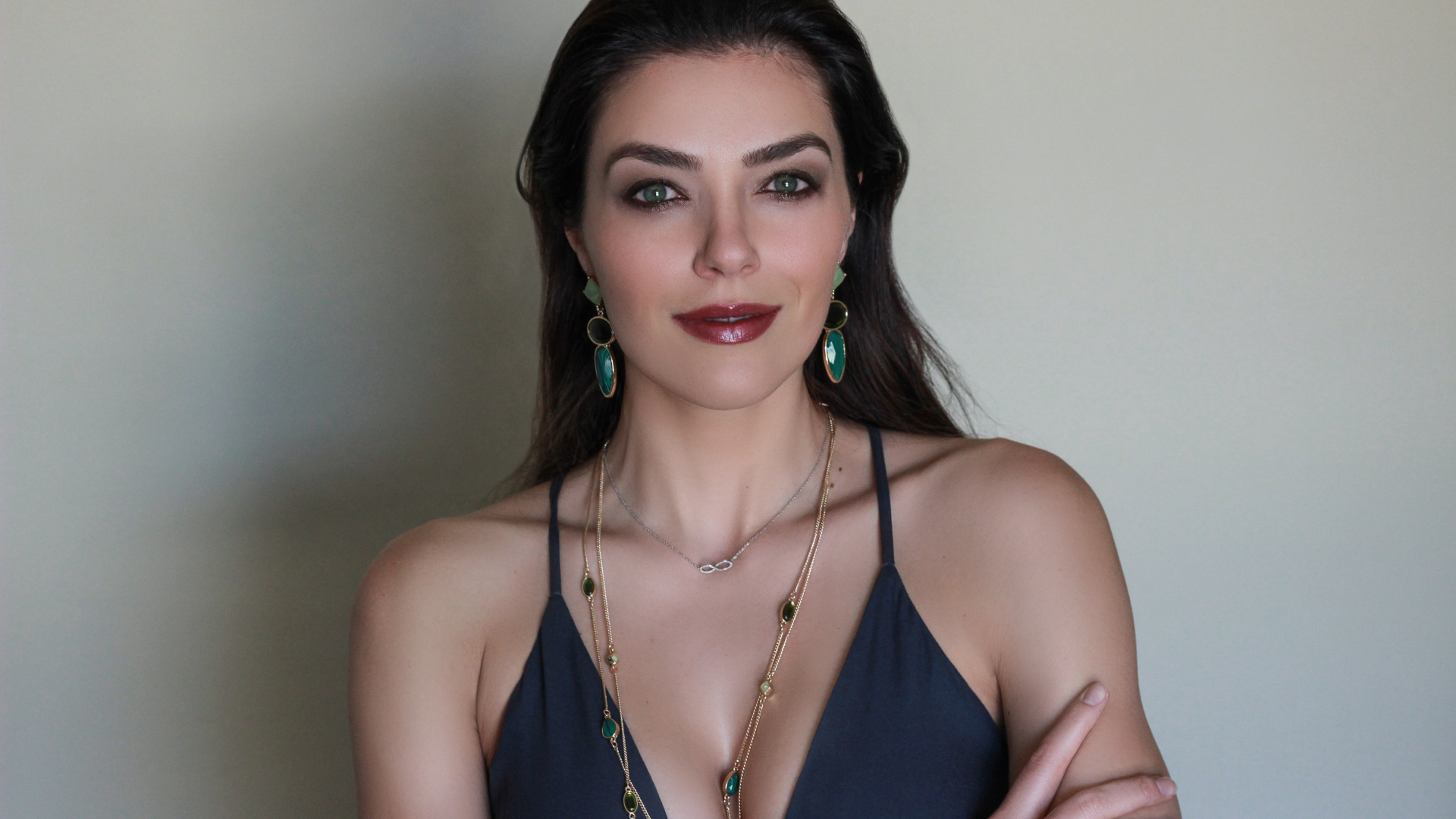 Американская модель Эдрианн Карри фото на сером фоне