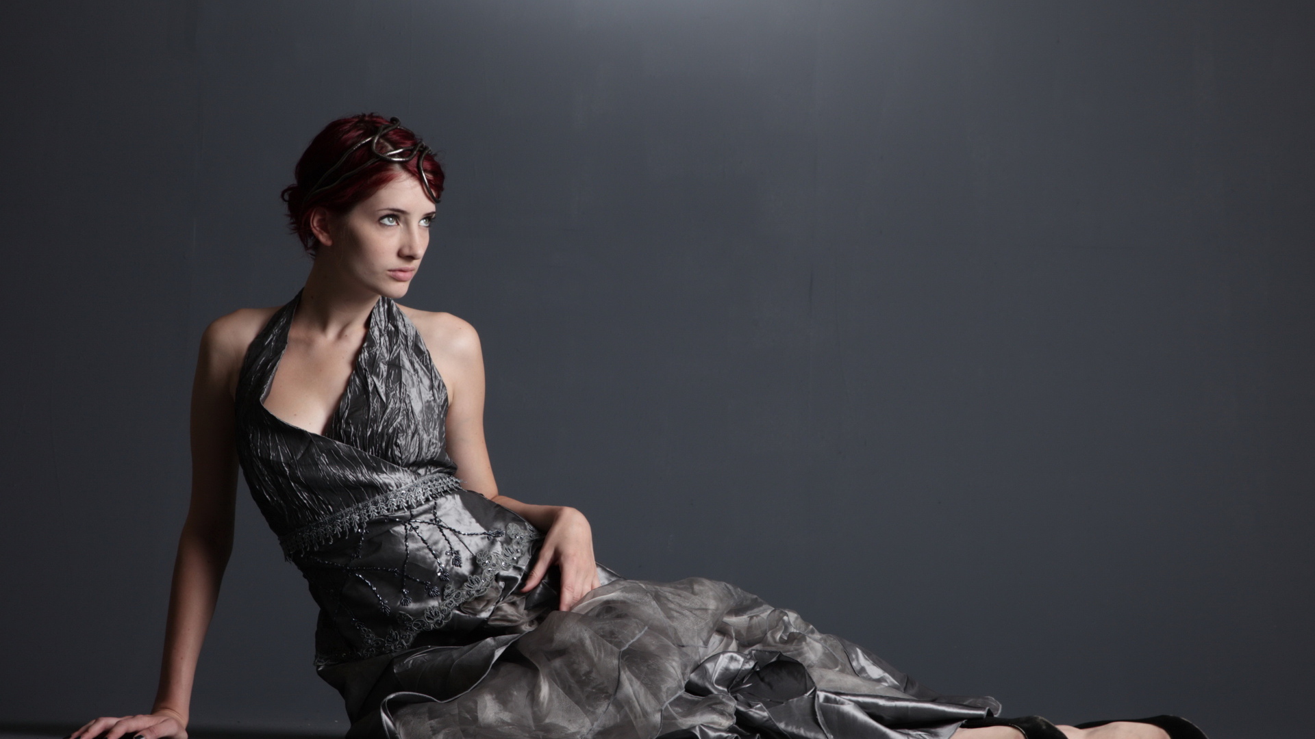 Американская модель Сьюзен Коффи в красивом платье на сером фоне