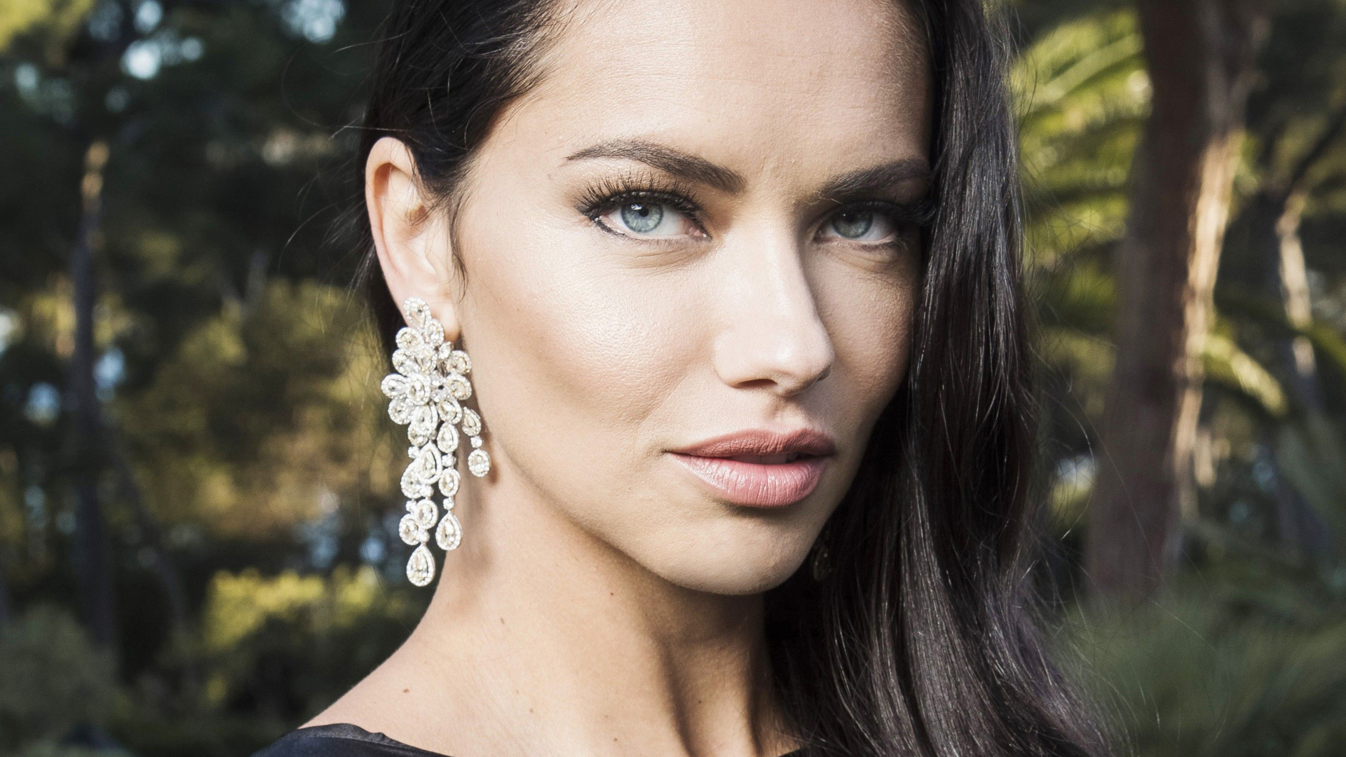 Красивая британская супермодель Адриана Лима