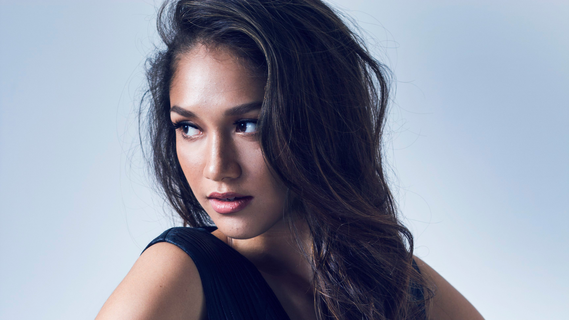 Красивая девушка филиппинская модель Моника Санта-Мария