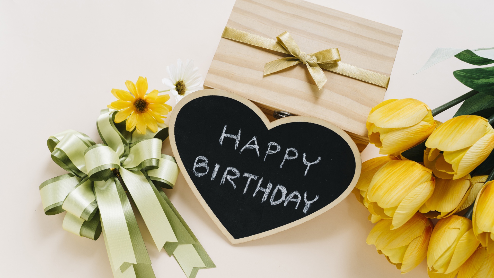 Подарок и желтые тюльпаны на день рождения 