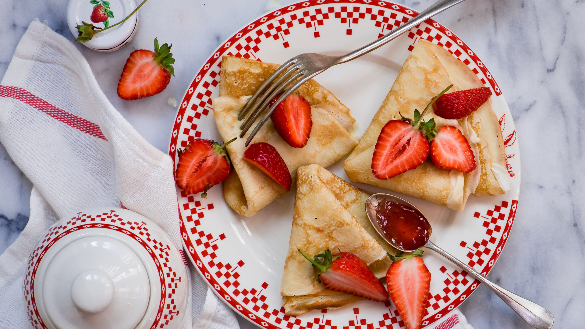 Аппетитные блины с клубникой на Масленицу