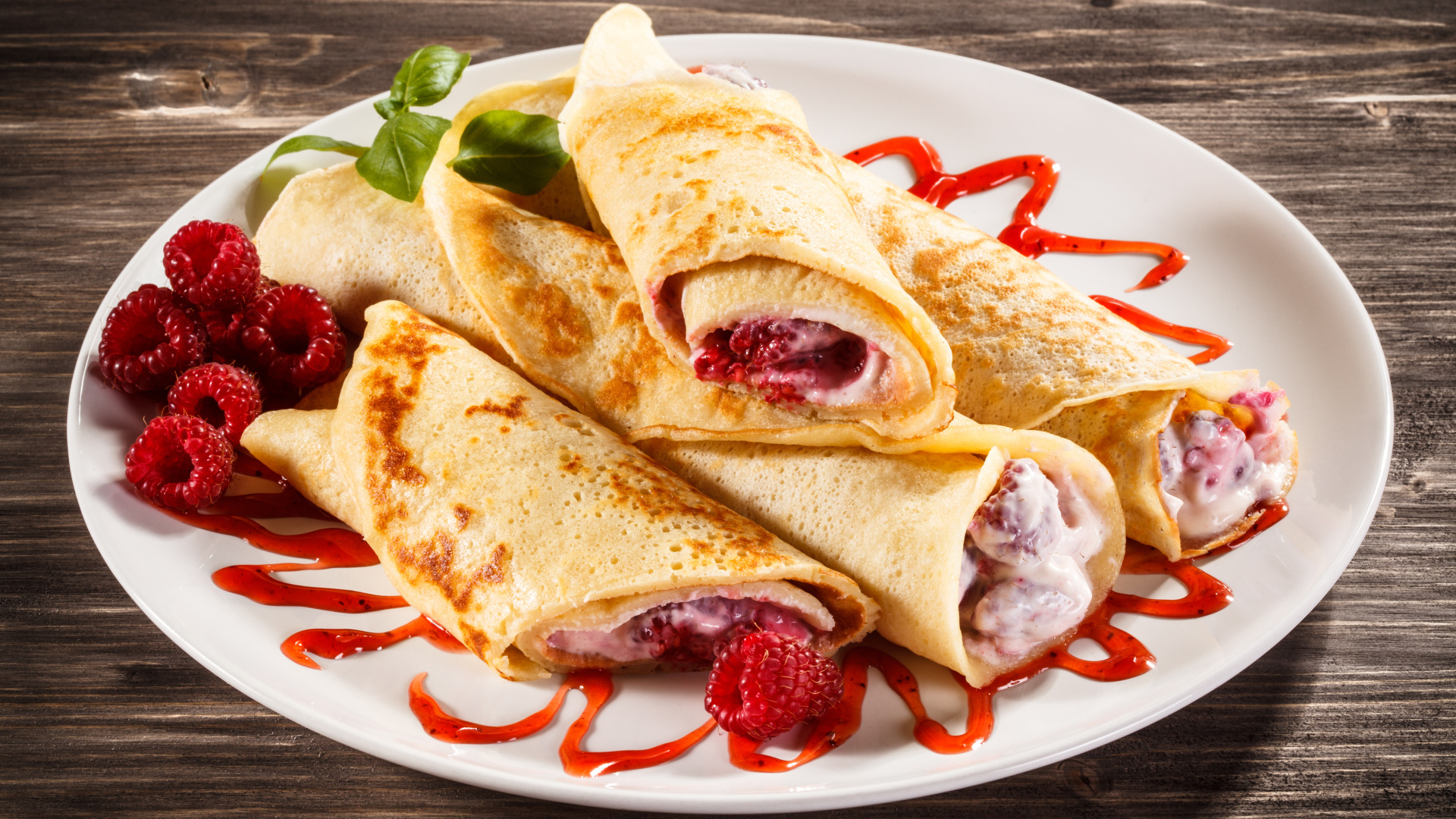 Вкусные рулеты из блинов со сметаной и малиной к празднику Масленица